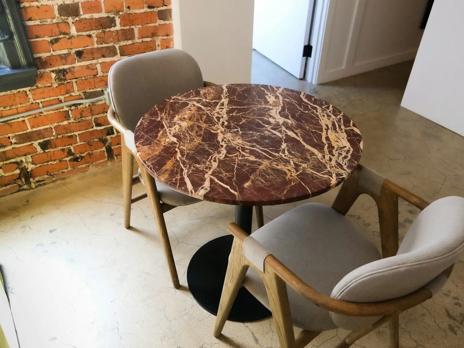 Table ronde en pierre veinée