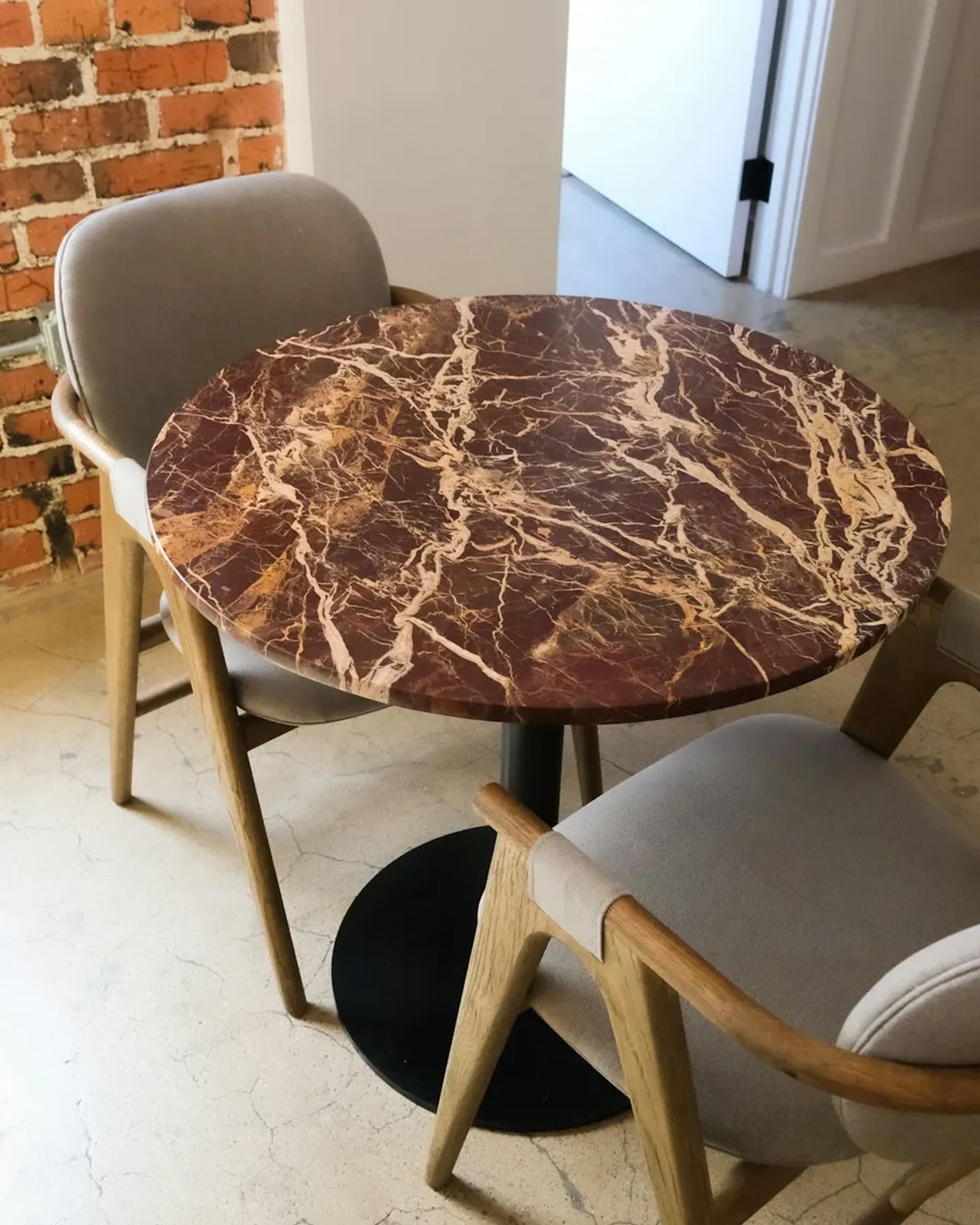 Table ronde en pierre veinée