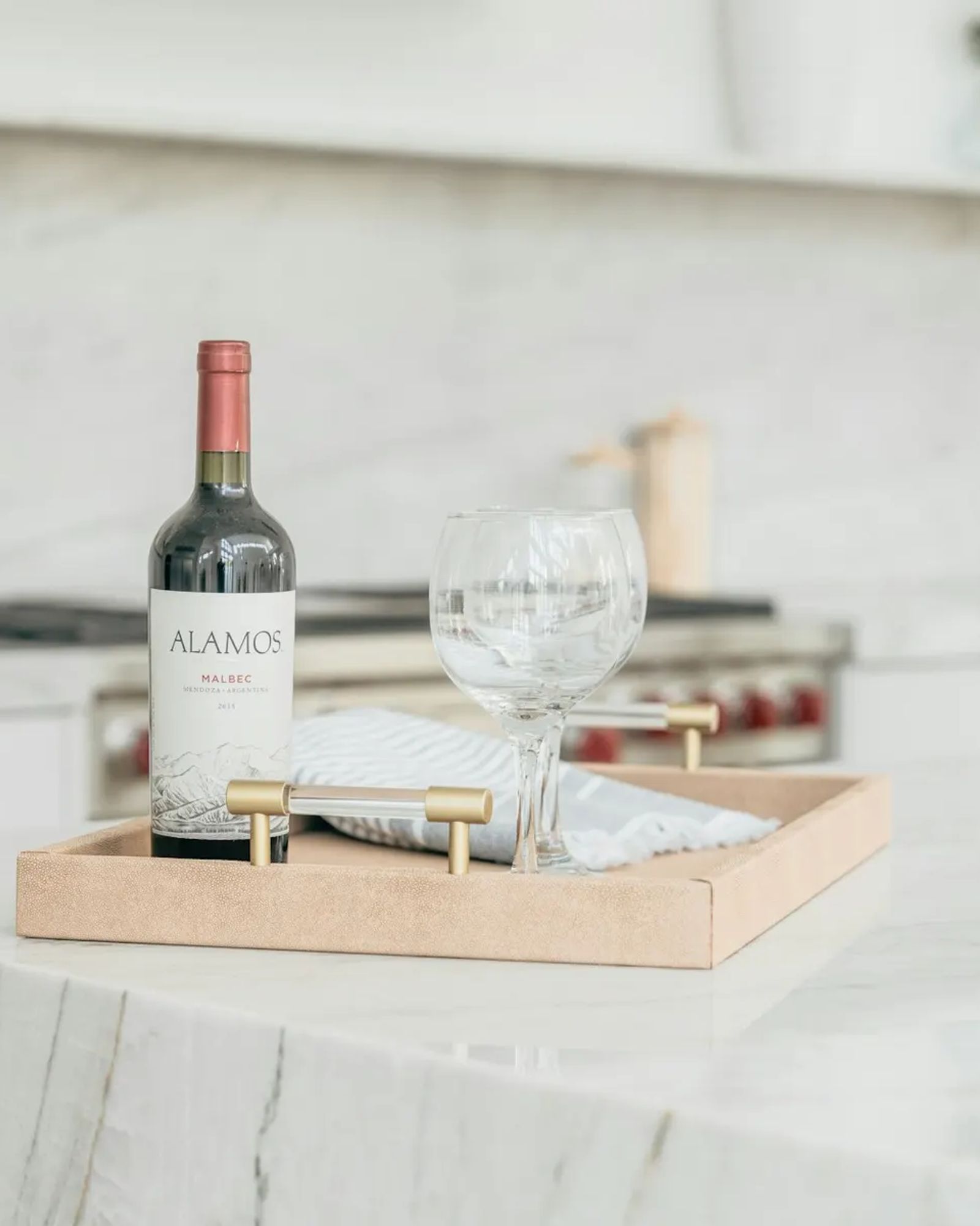 Accessoires de service sur un plan en pierre