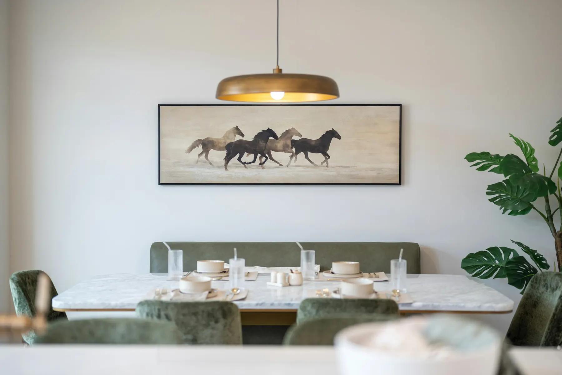 Table à manger en pierre veinée et chaises en velours