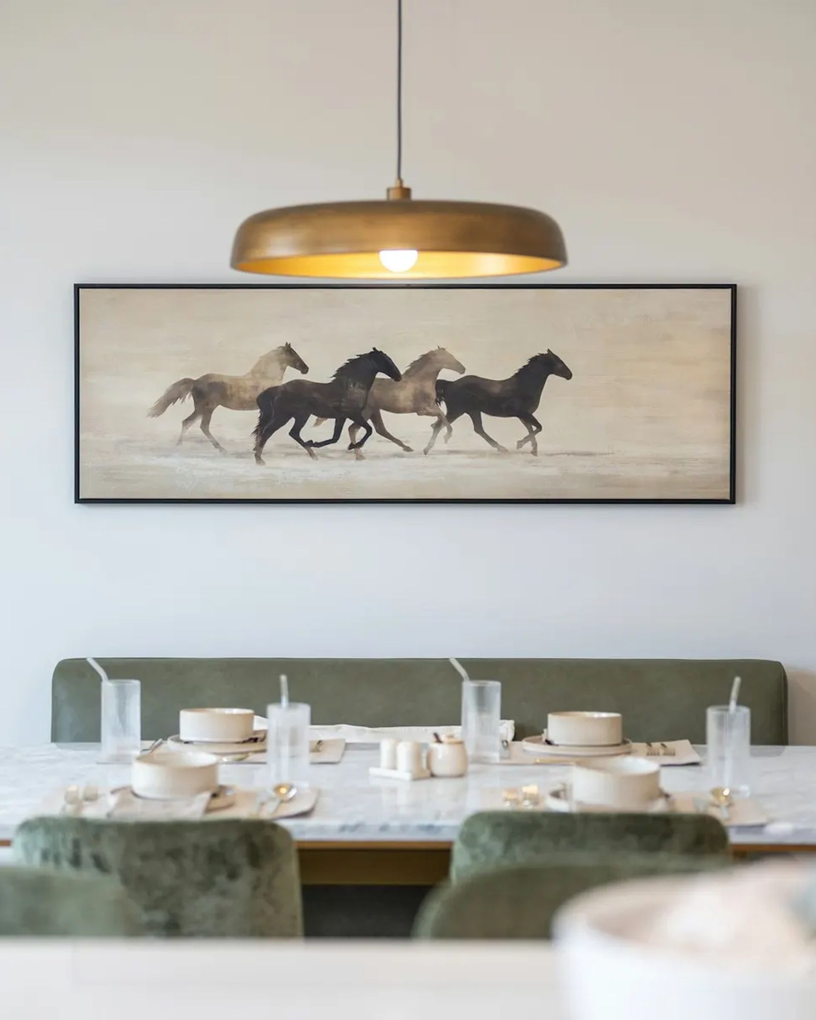 Table à manger en pierre veinée et chaises en velours