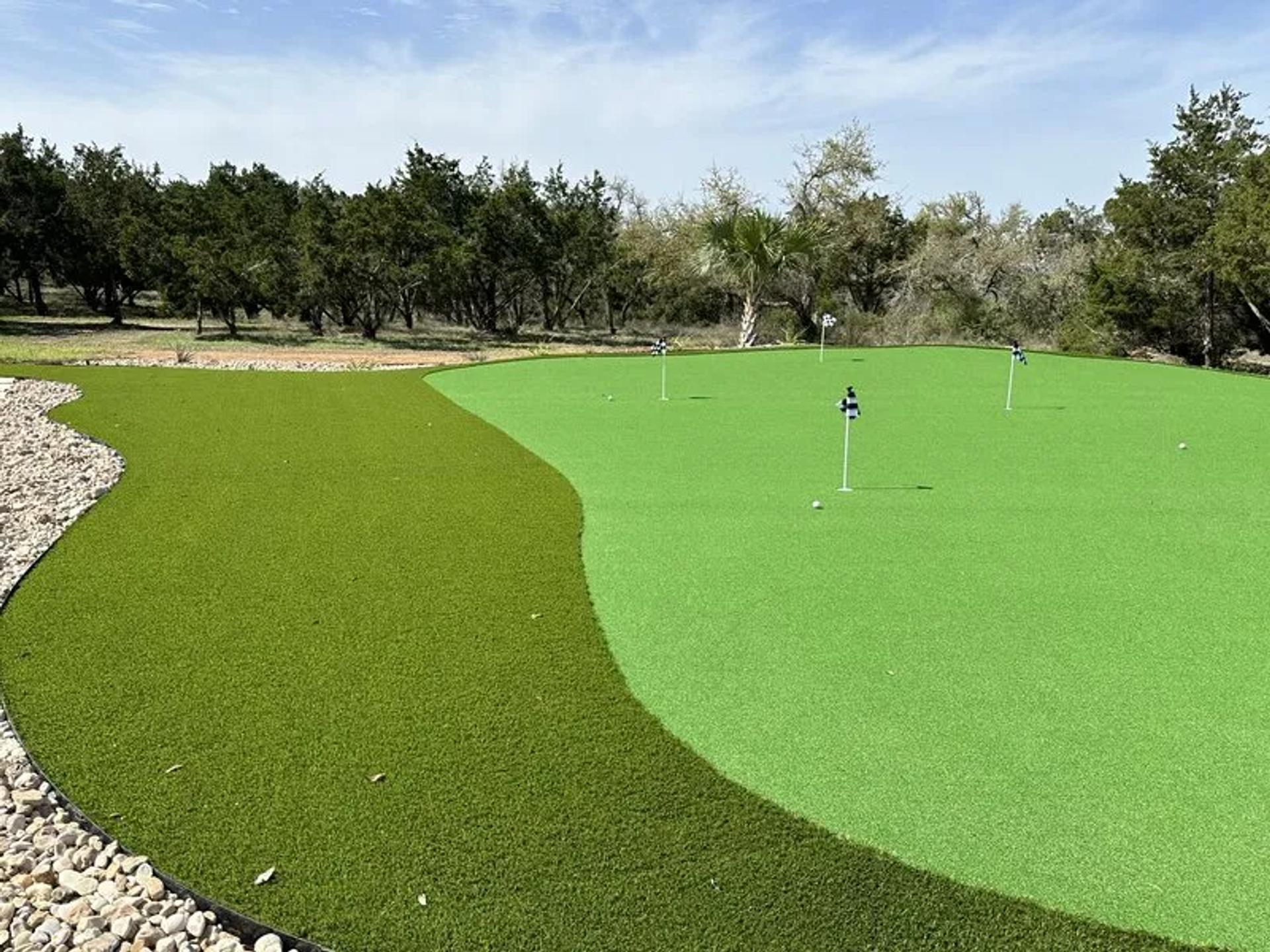 Artificial turf of a putting green