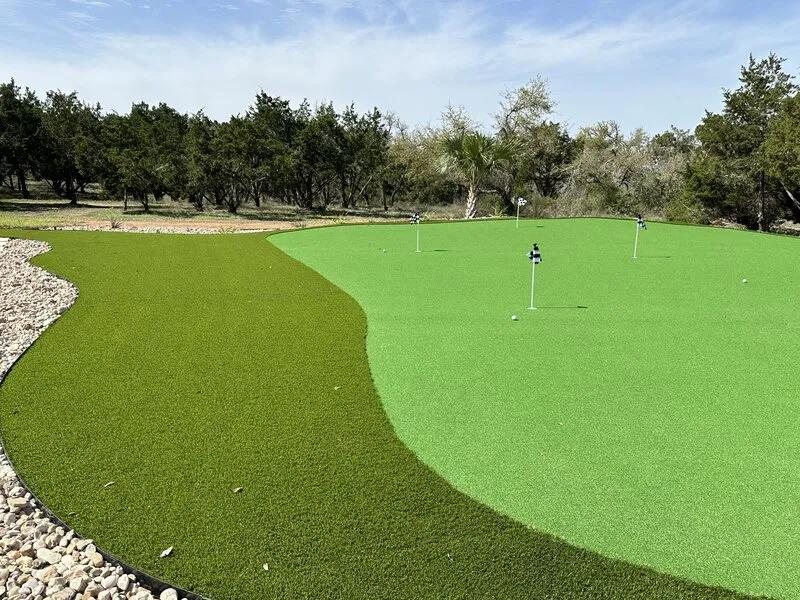 Artificial turf of a putting green