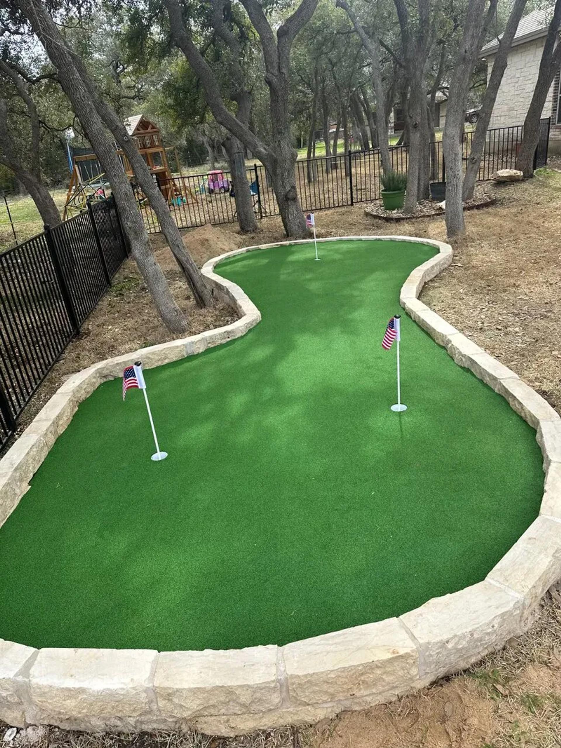Artificial turf of a putting green
