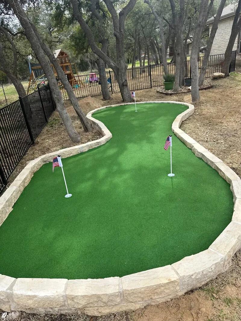 Artificial turf of a putting green