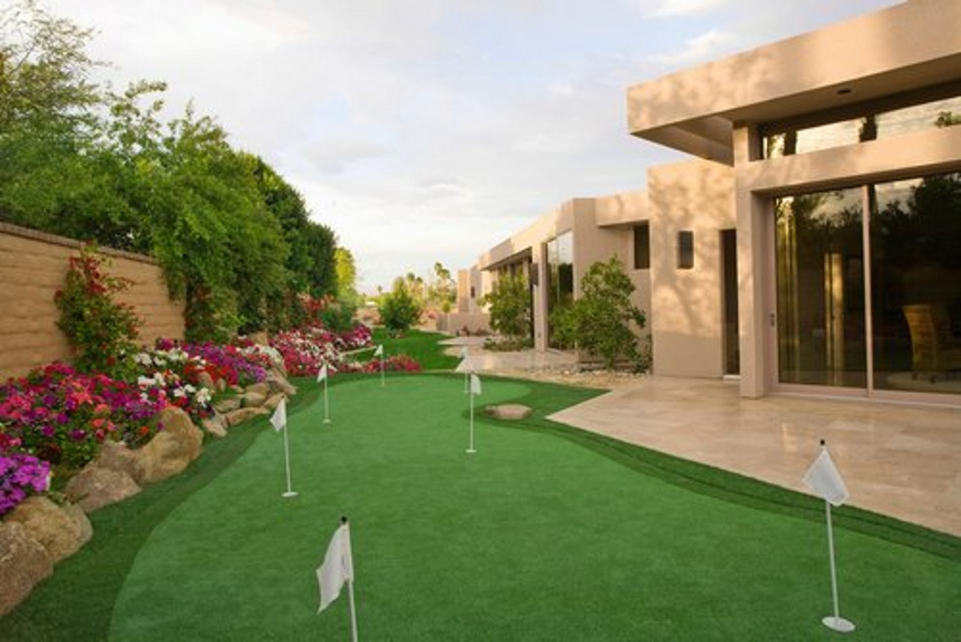Golf putting green