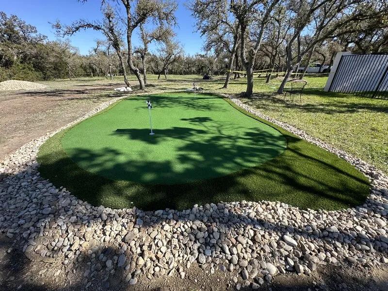 Artificial turf of a putting green