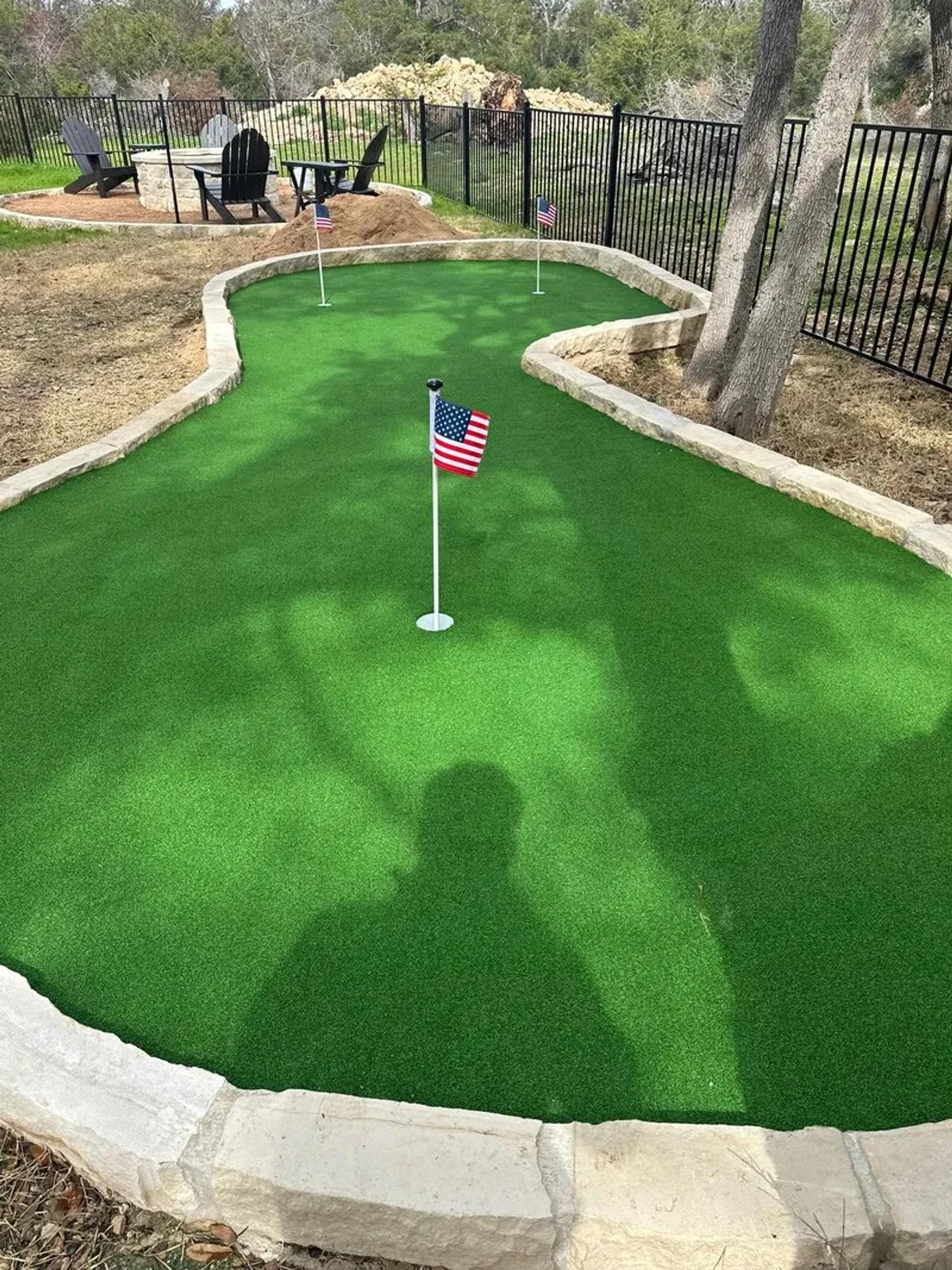 Artificial turf of a putting green
