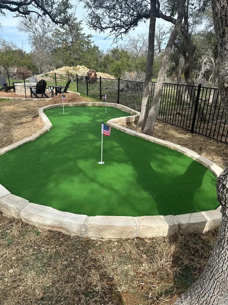 Artificial turf of a putting green