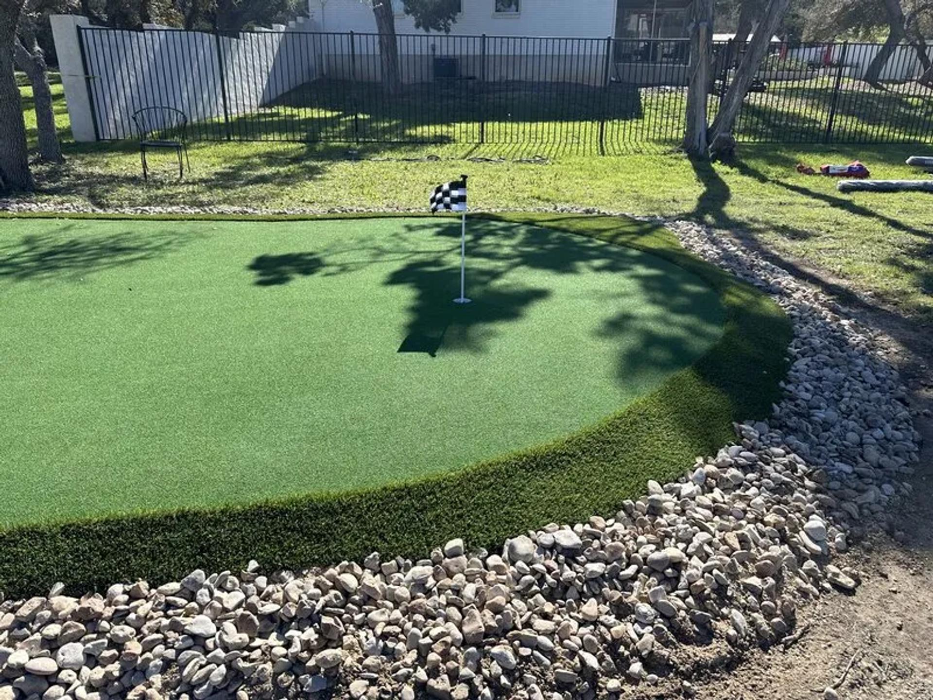 Artificial turf of a putting green