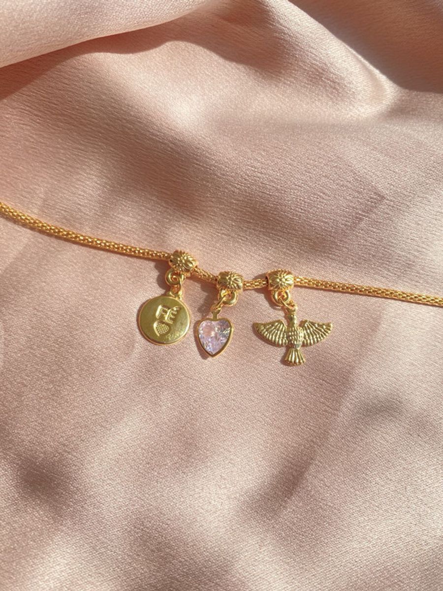 Pulseira berloques Fé + Espírito Santo Dourado - semijoia Petra Liora