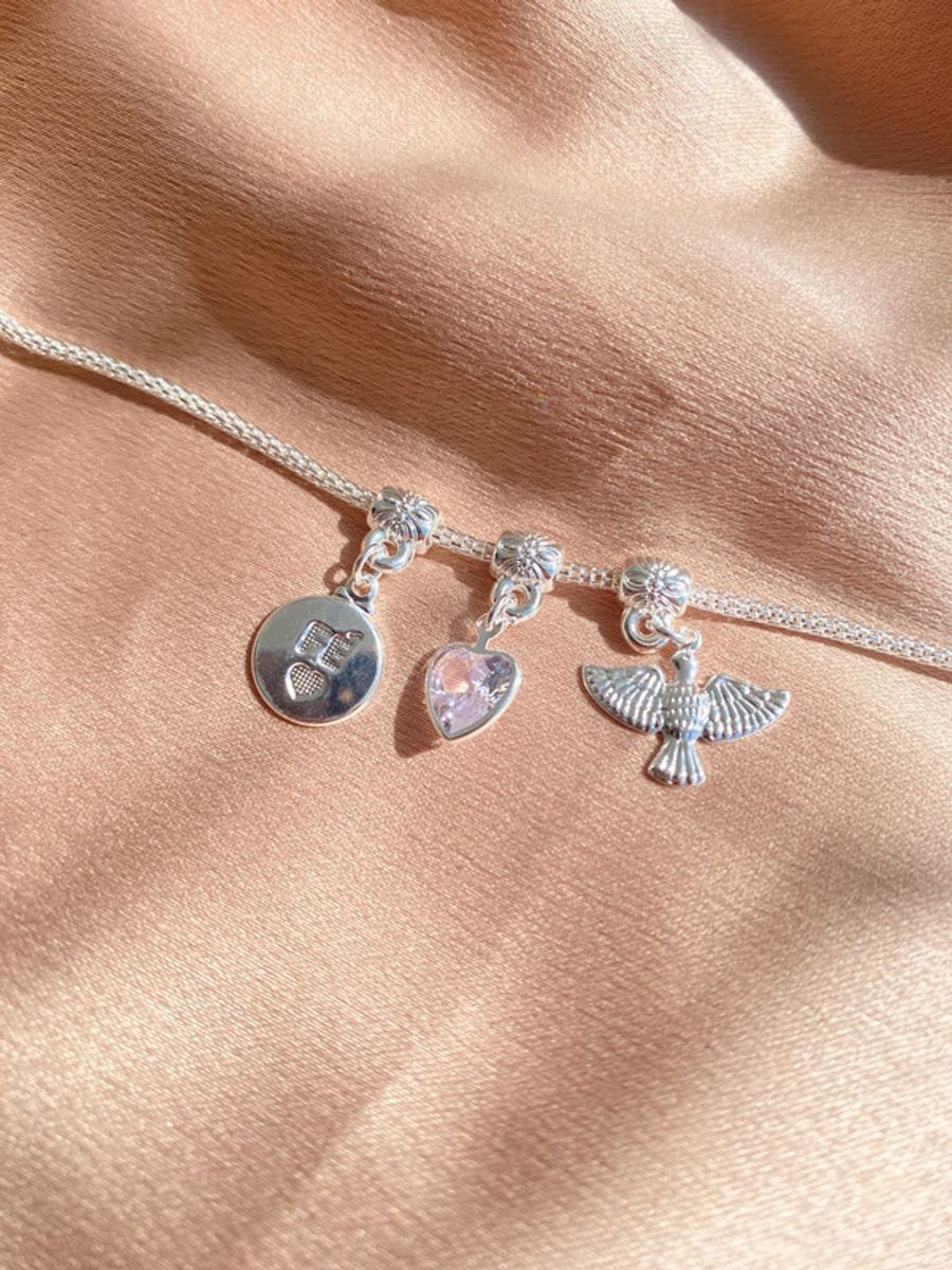 Pulseira berloques Fé + Espírito Santo Prata - semijoia Petra Liora
