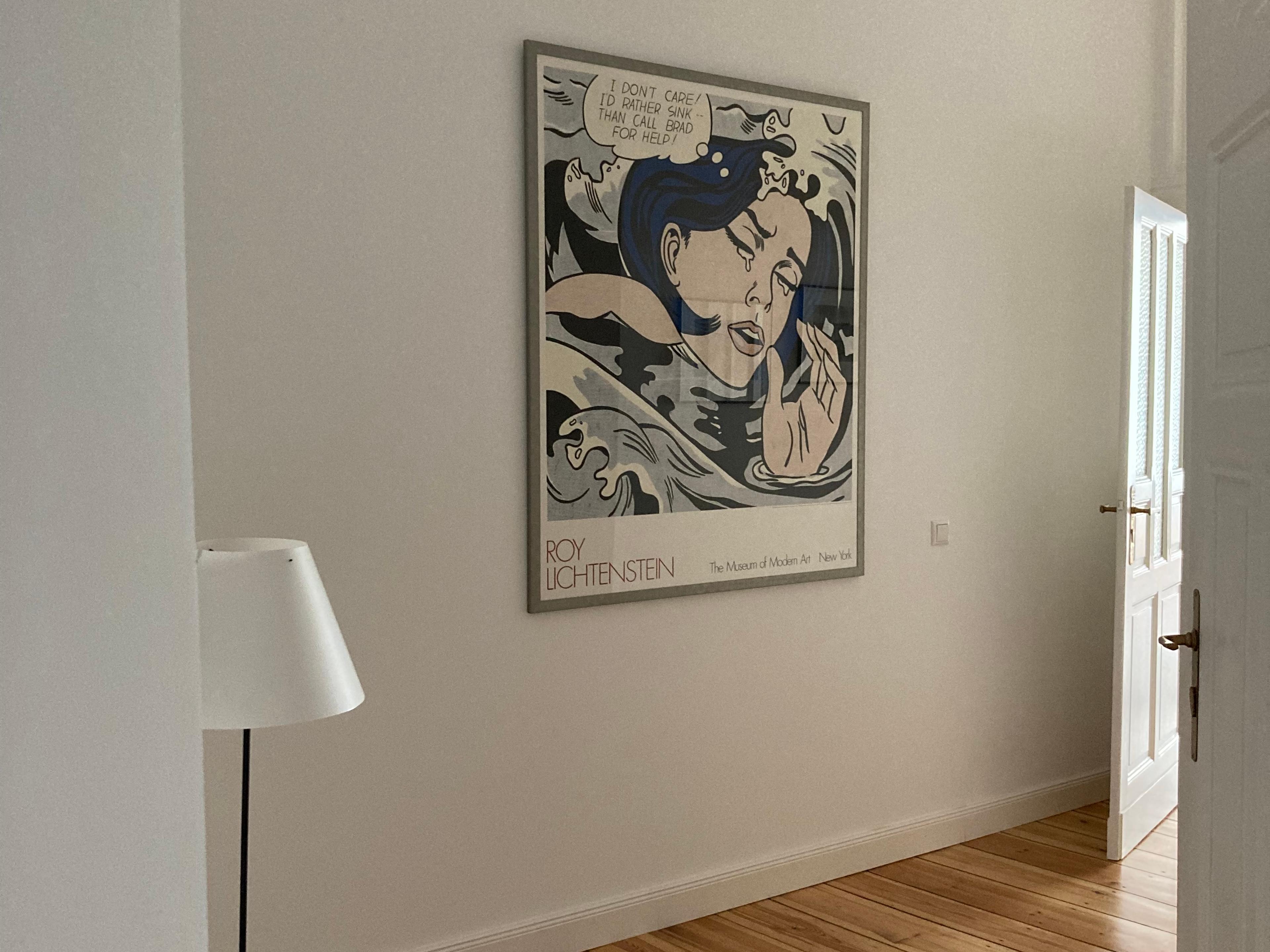 Foto av en gang med et bilde av kunstneren Roy Lichtenstein