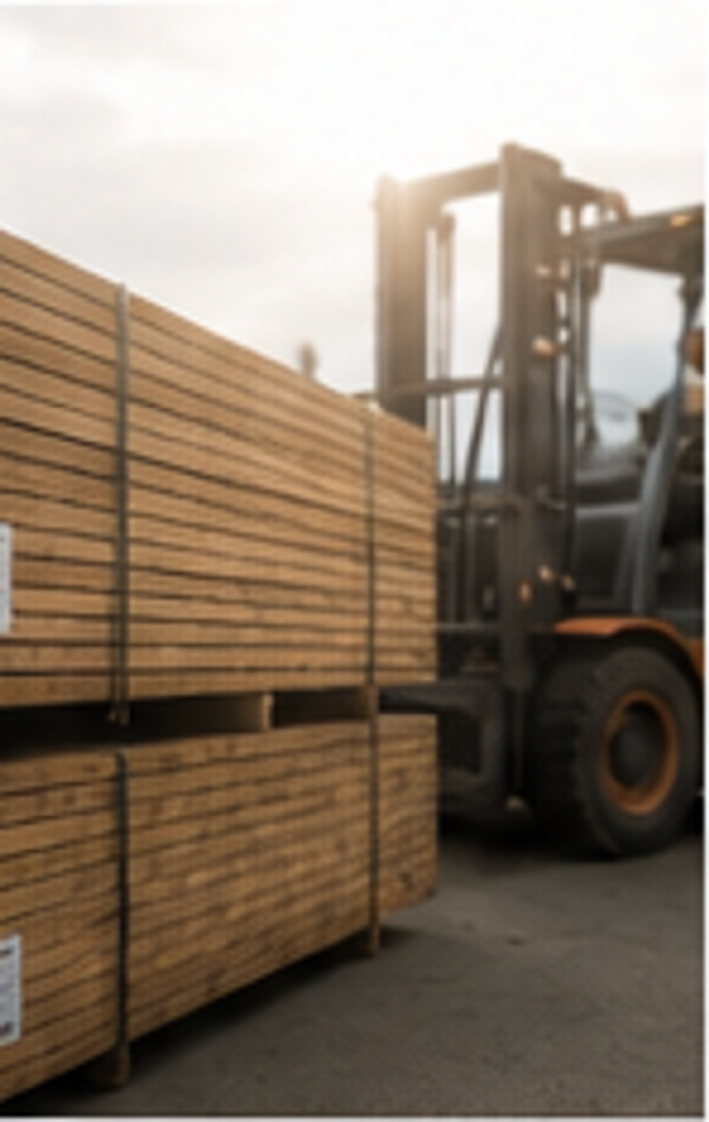 Holzstapel mit Herkunftskennzeichnung im Lager.