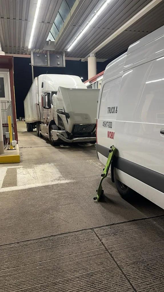 All Make Truck Centre (Mobile Truck Repair), mechanic at work