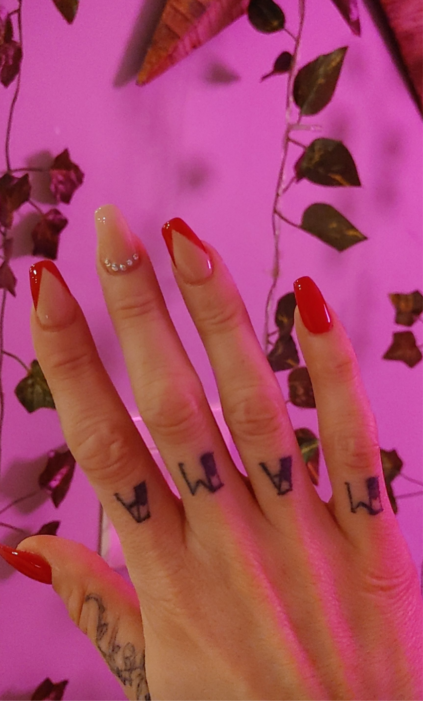 Linda's Nails customer
