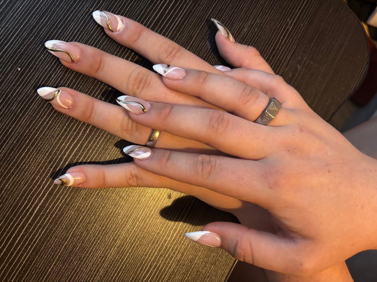Lynnda's Nails & Spa, mechanic at work