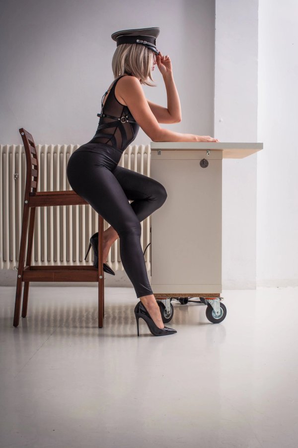 Domina Josy Rose im Uniform-Rollenspiel mit Schirmmütze – Psychologische Dominanz & Demütigung in Düsseldorf.