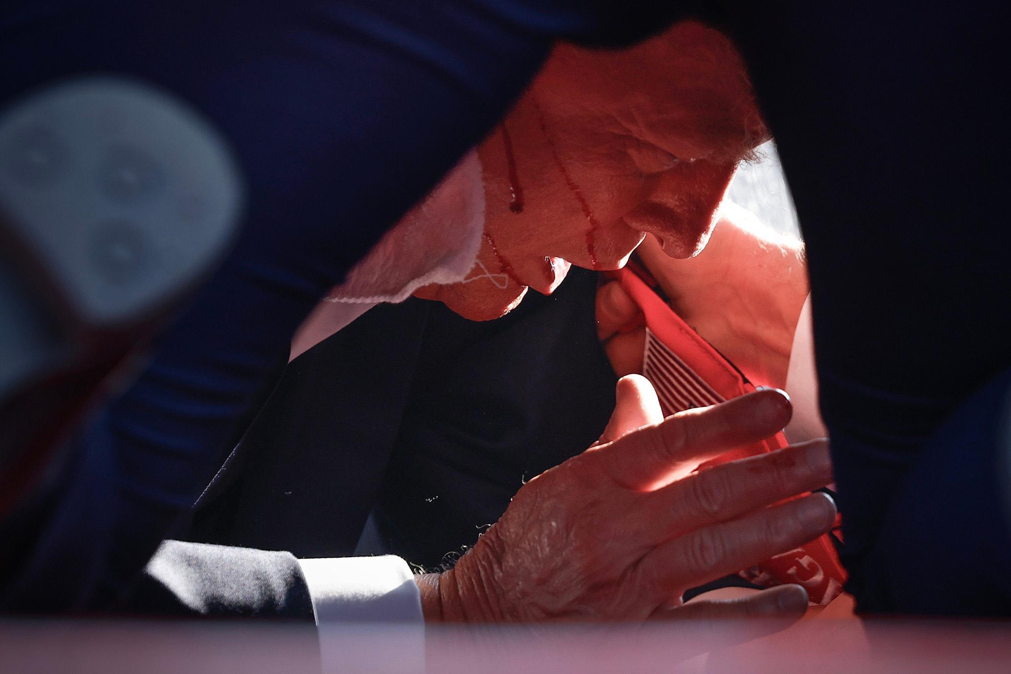 Donald Trump à terre, protégé par sa garde rapprochée après le tir