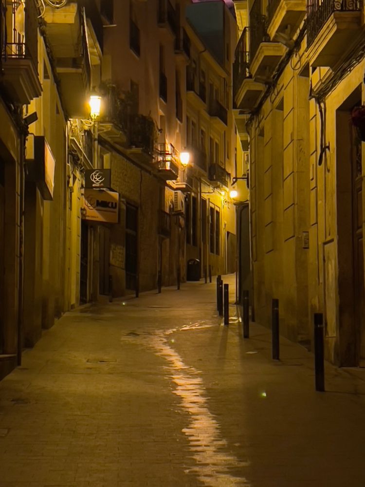 narrow streets of Alicante