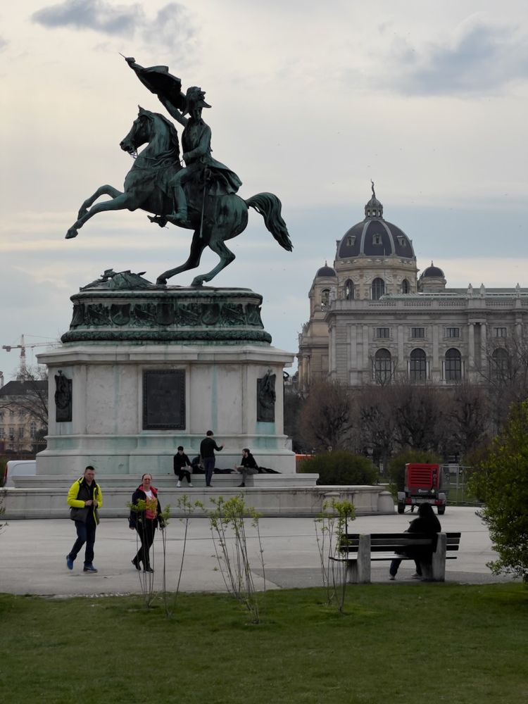 statue of man on horse