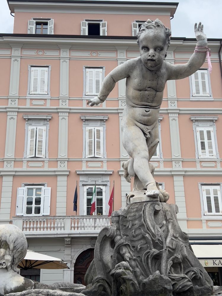 statue of child