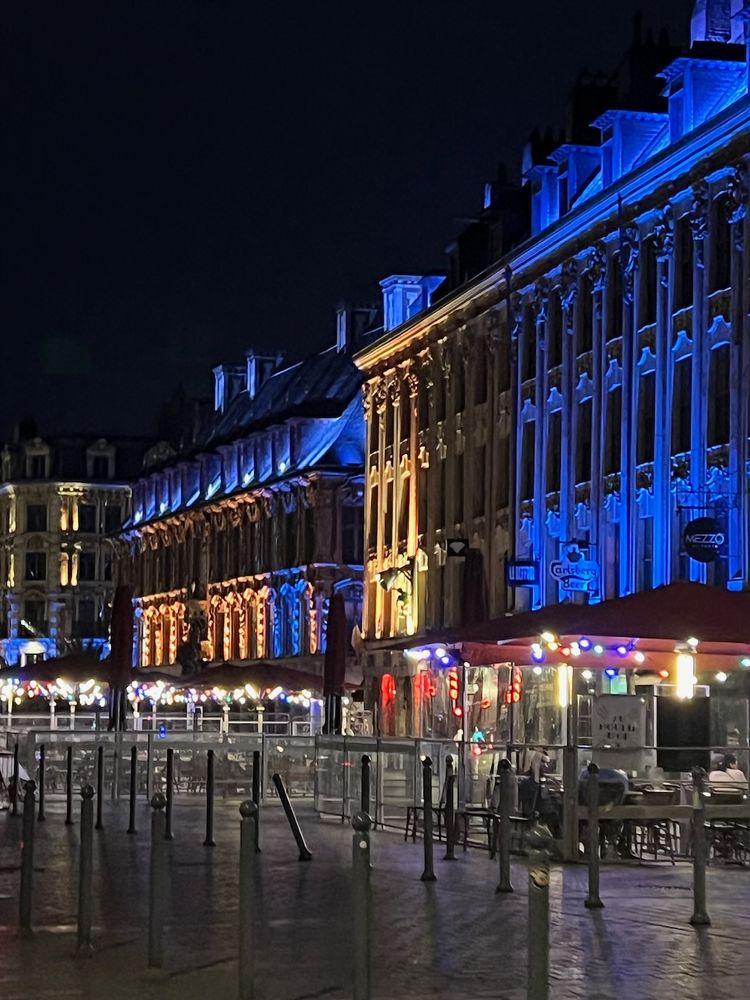 lille grand place at night