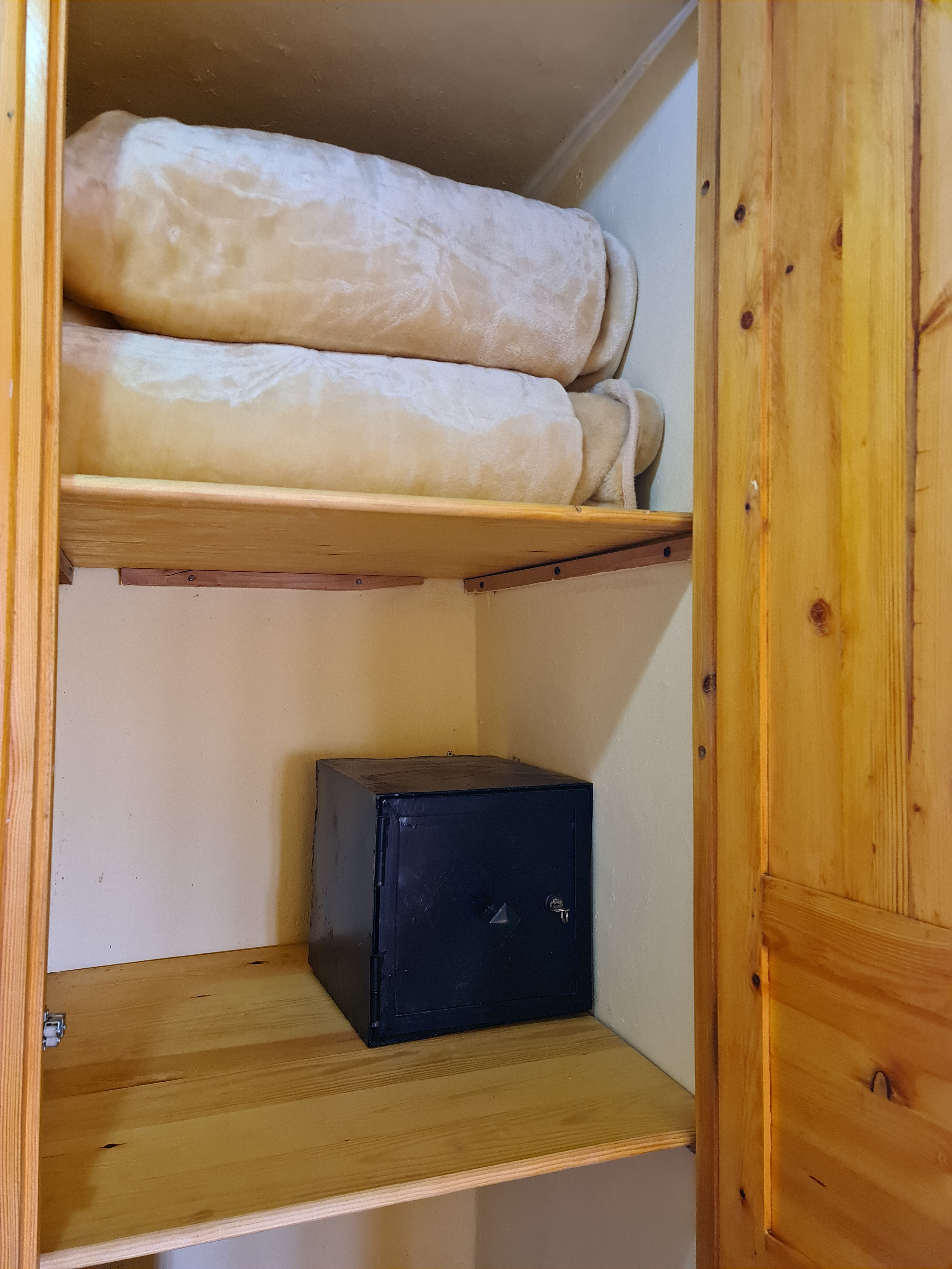 Placard de chambre avec couverture et coffre fort