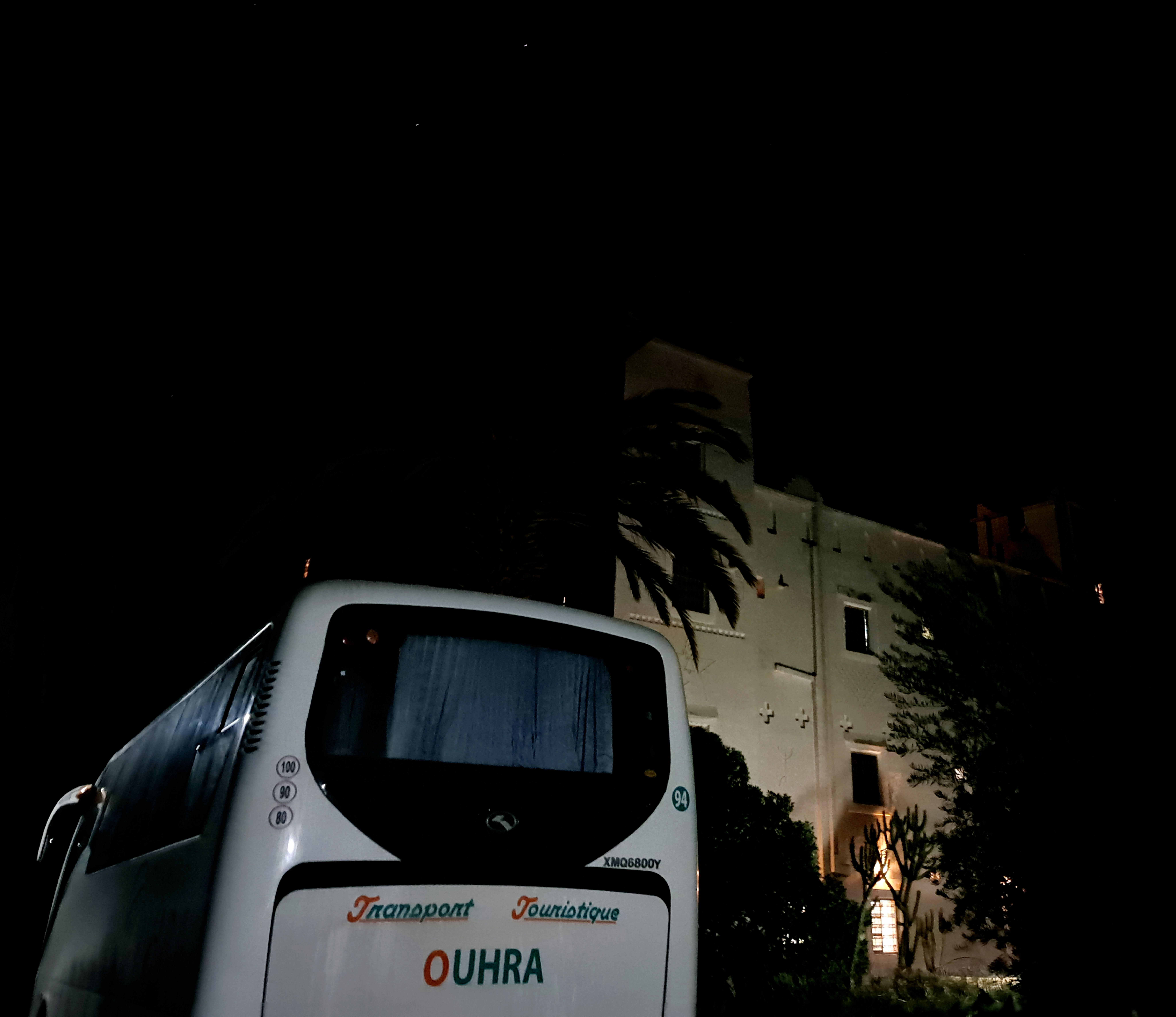 Parking de nuit façade et mini bus de tourisme