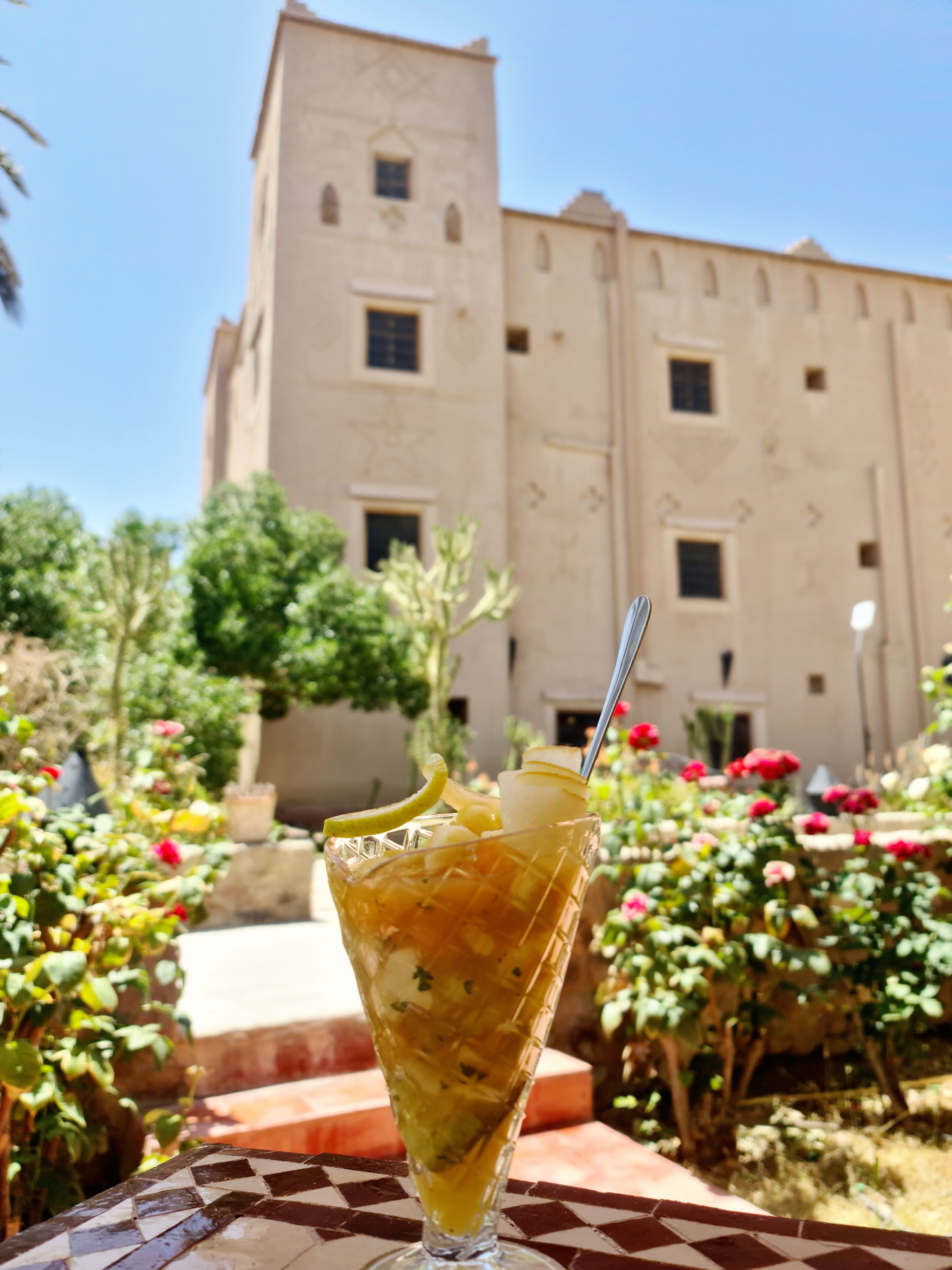 Jardin façade fleurs et salade de fruits