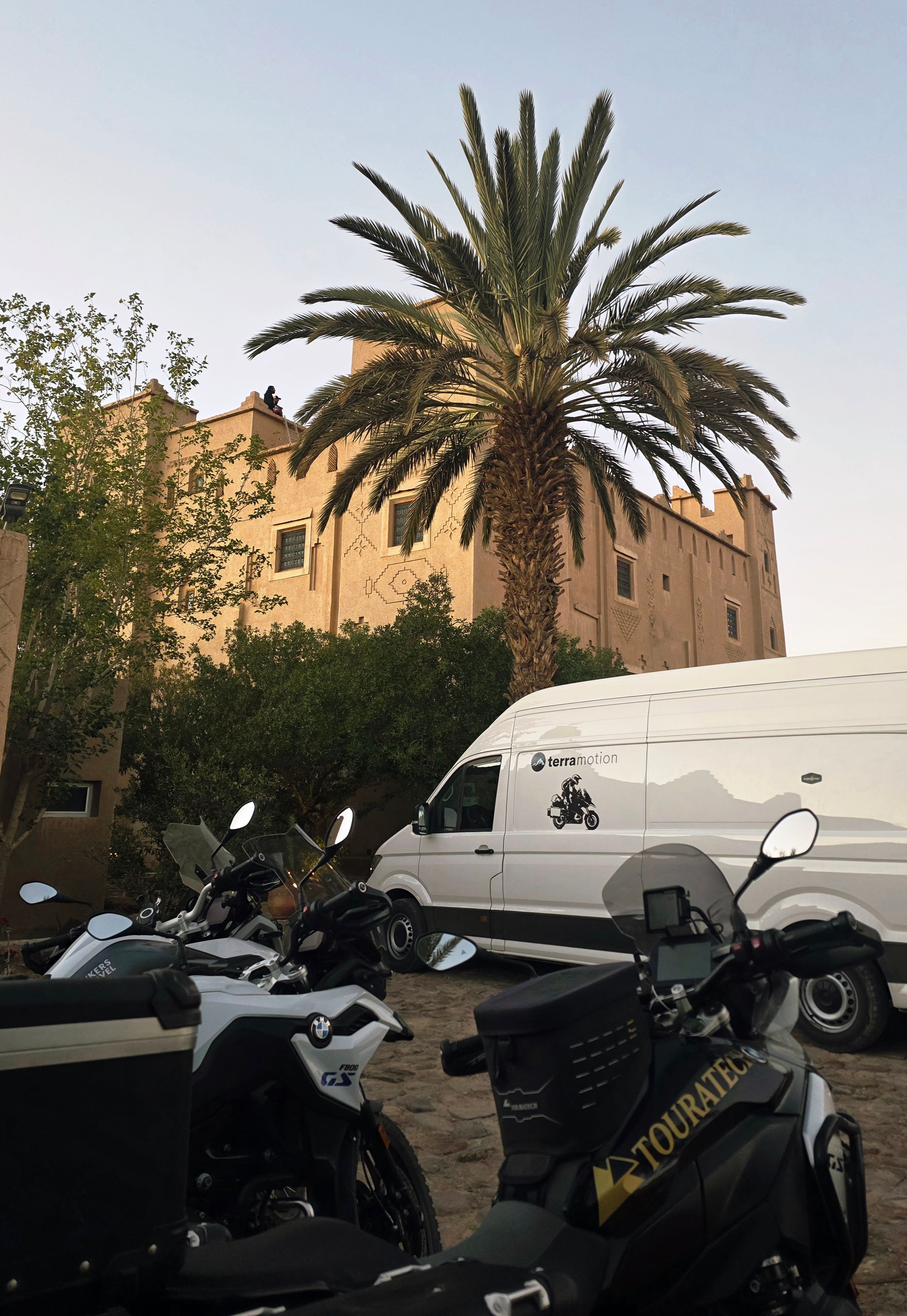 Parking Façade Motos et mini bus TerraMotion