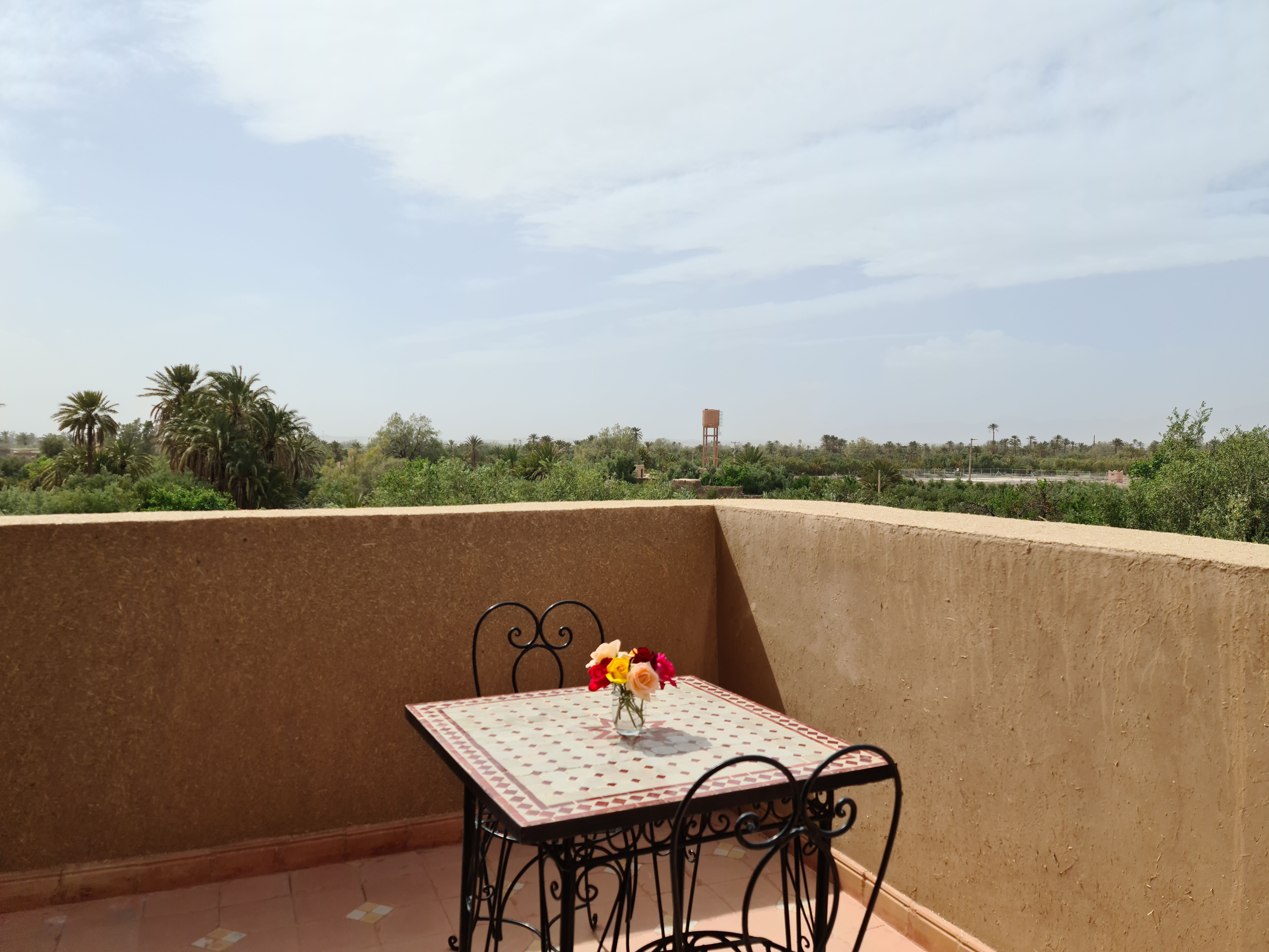 Terrasse de la suite junior avec vue sur l'oasis et les montagnes