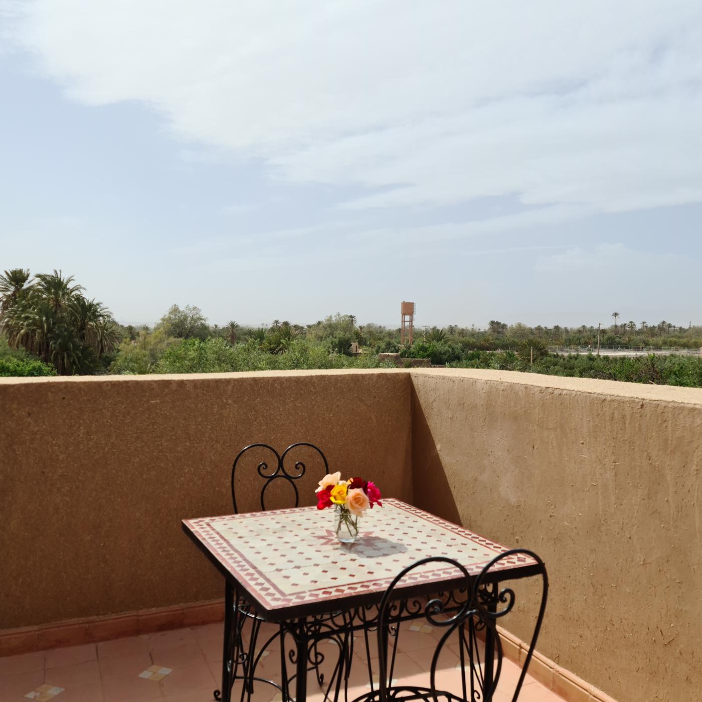 Terrasse de la suite junior avec vue sur l'oasis et les montagnes