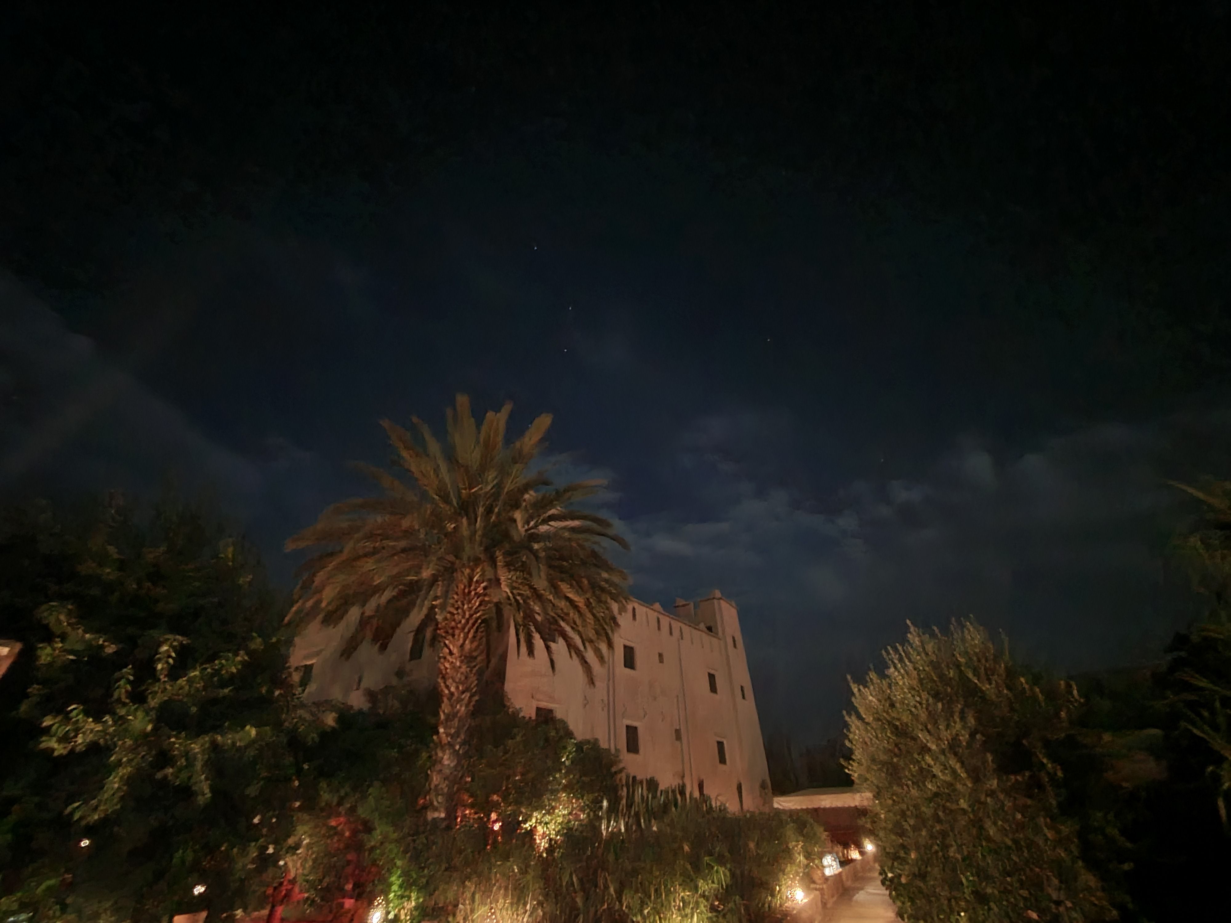 Kasbah entière avec jardin vue de nuit