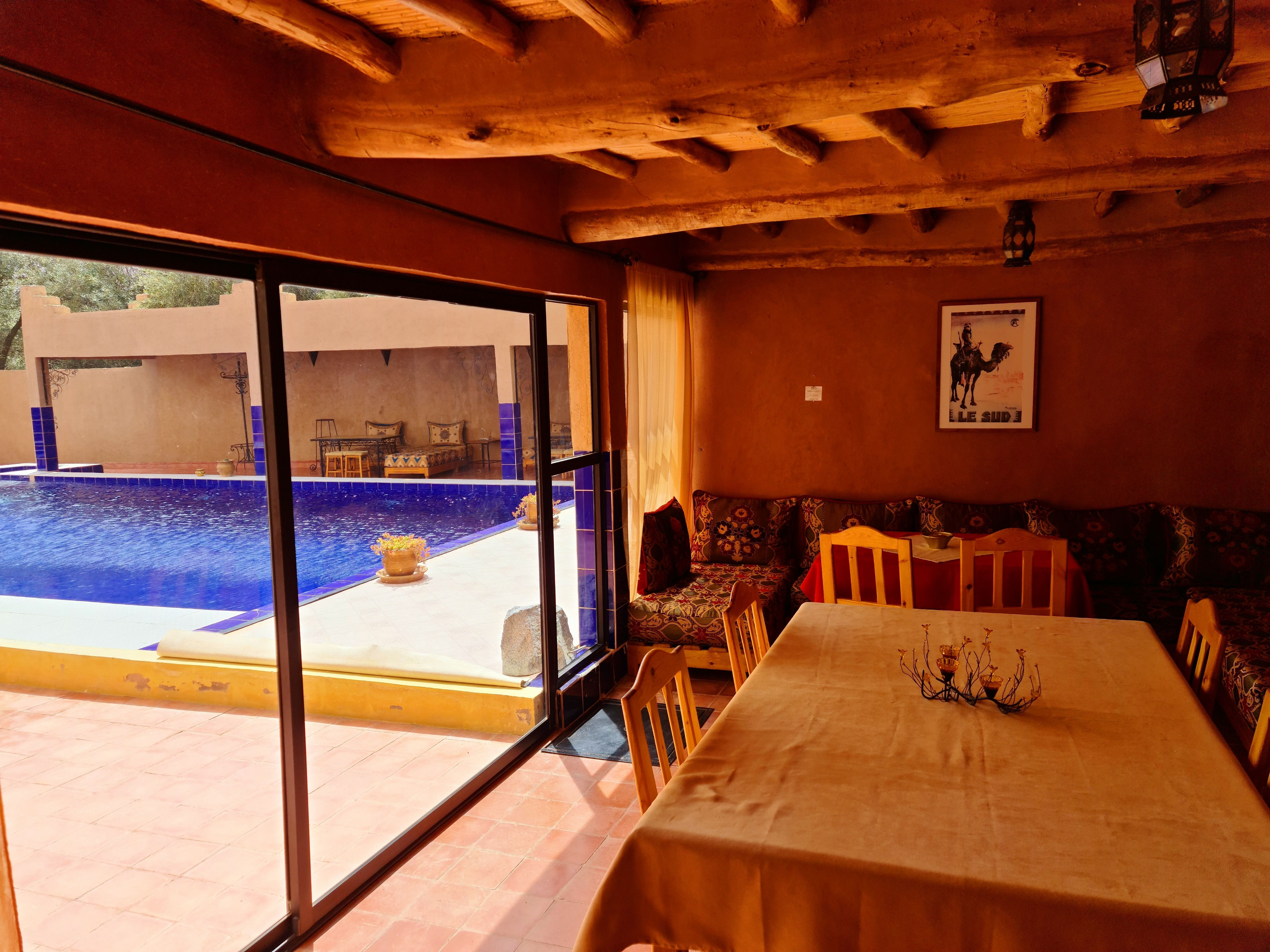 Espace repas véranda vue sur la piscine