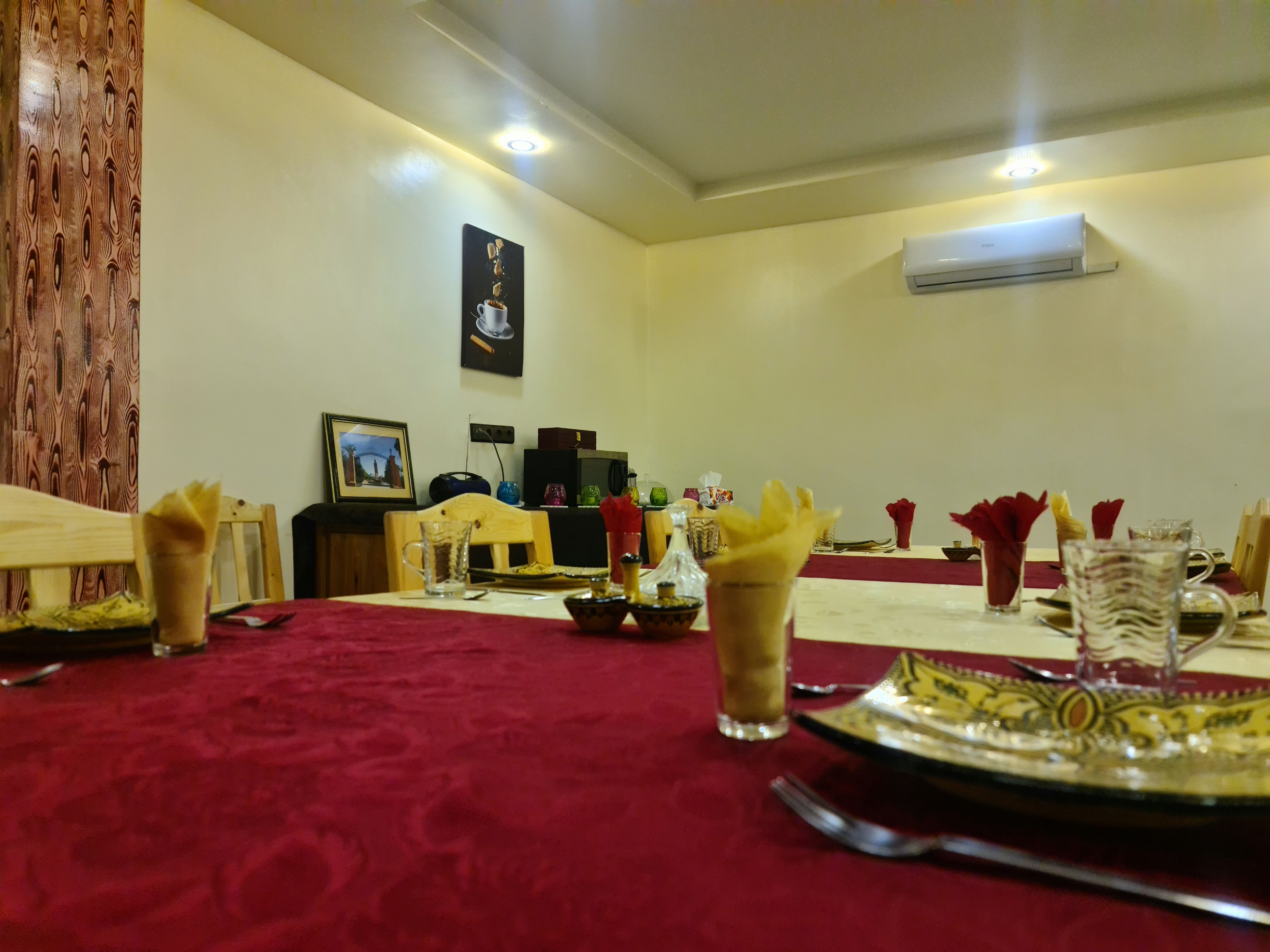 Table dressée dans la salle de restaurant