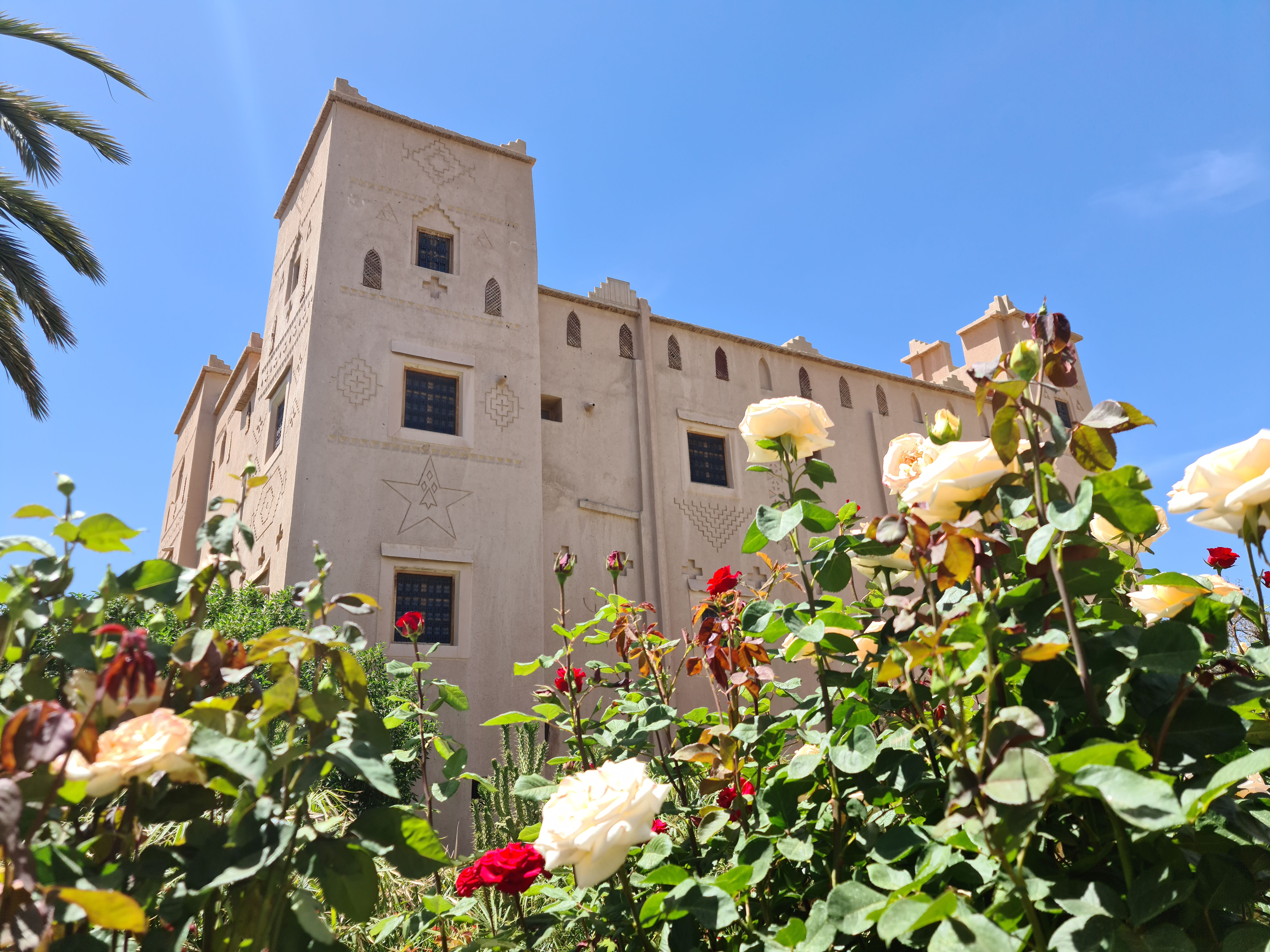 Jardin fleuri vue façade de kasbah