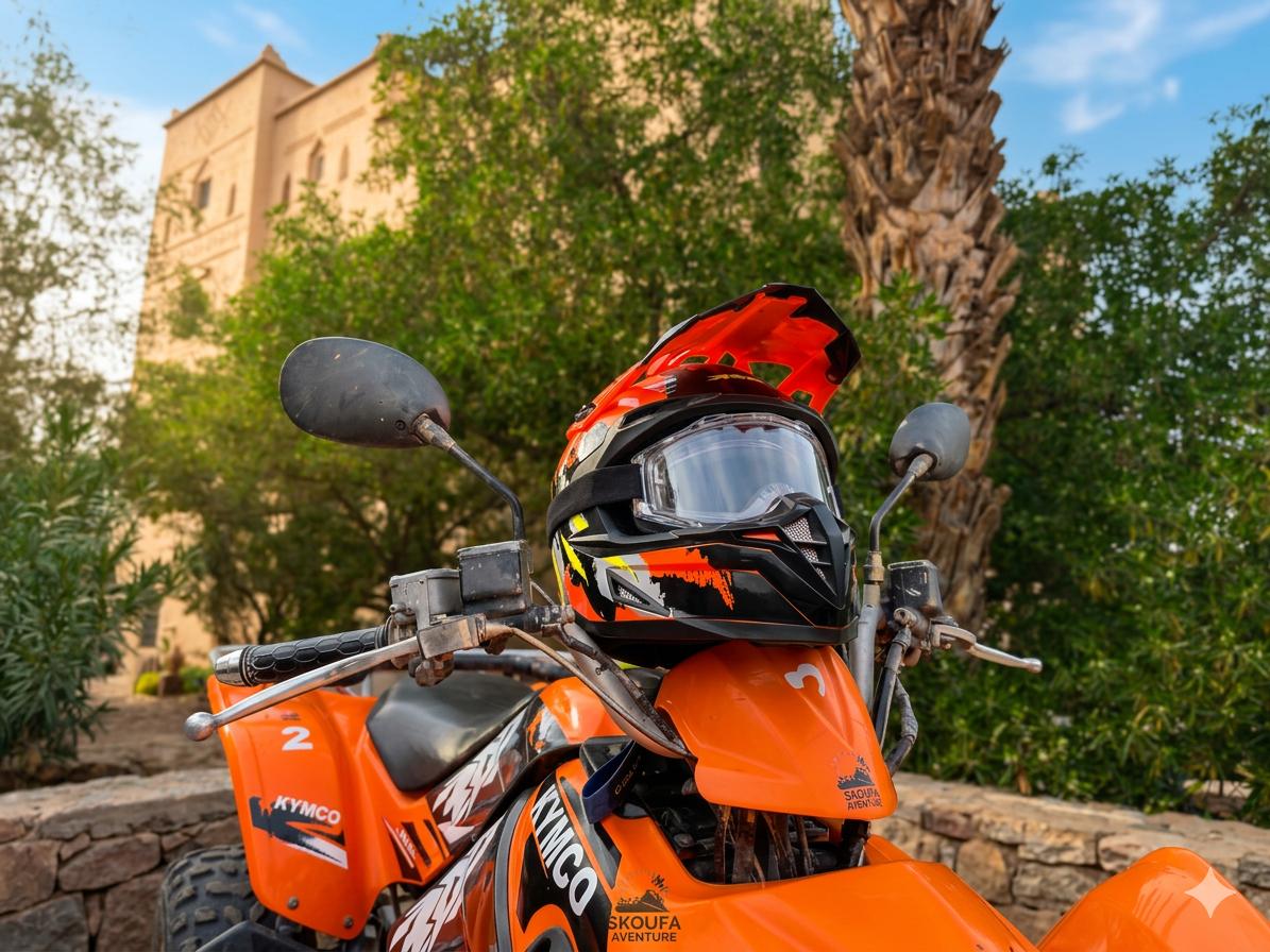 Départ en quad devant la Kasbah, casque de sécurité
