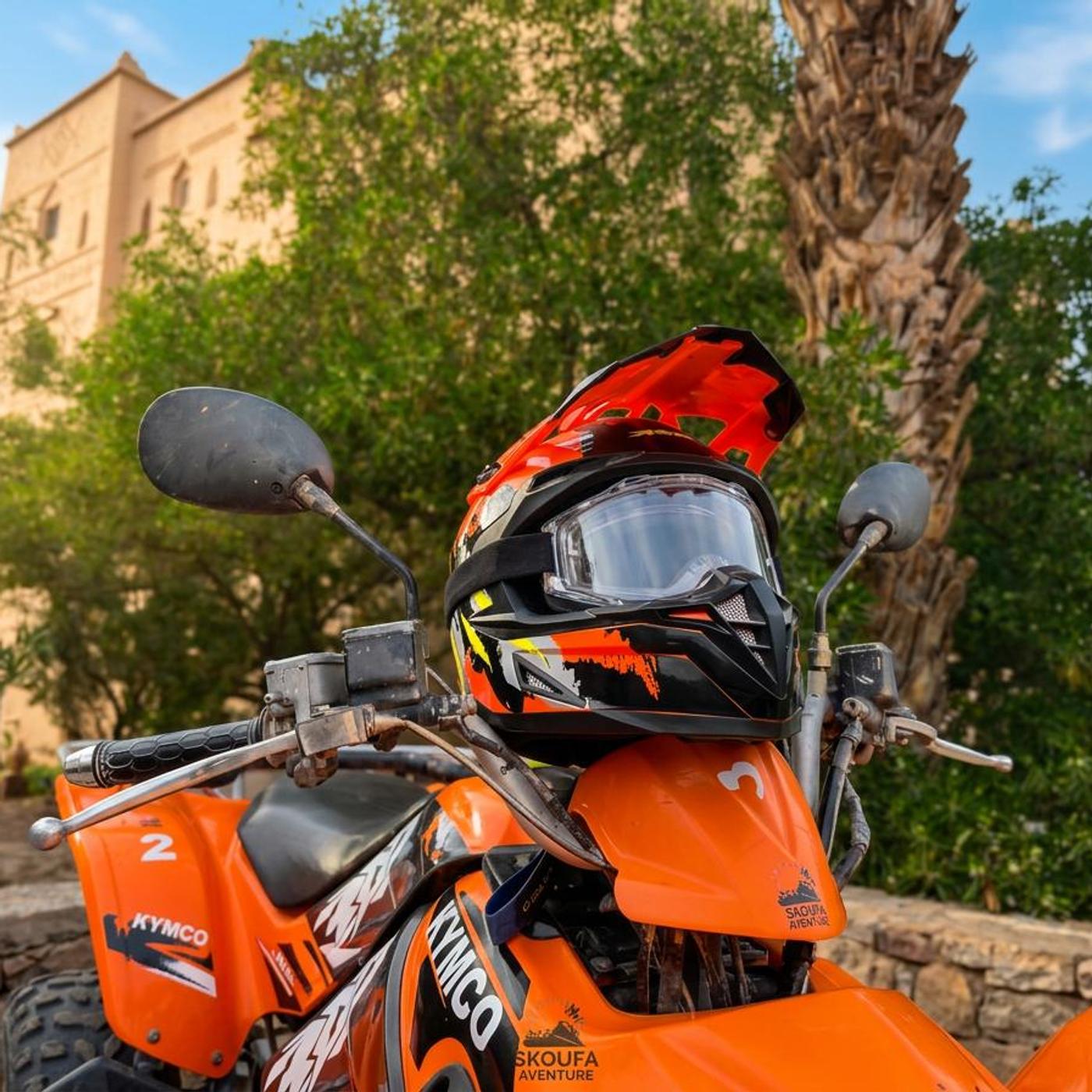Départ en quad devant la Kasbah, casque de sécurité