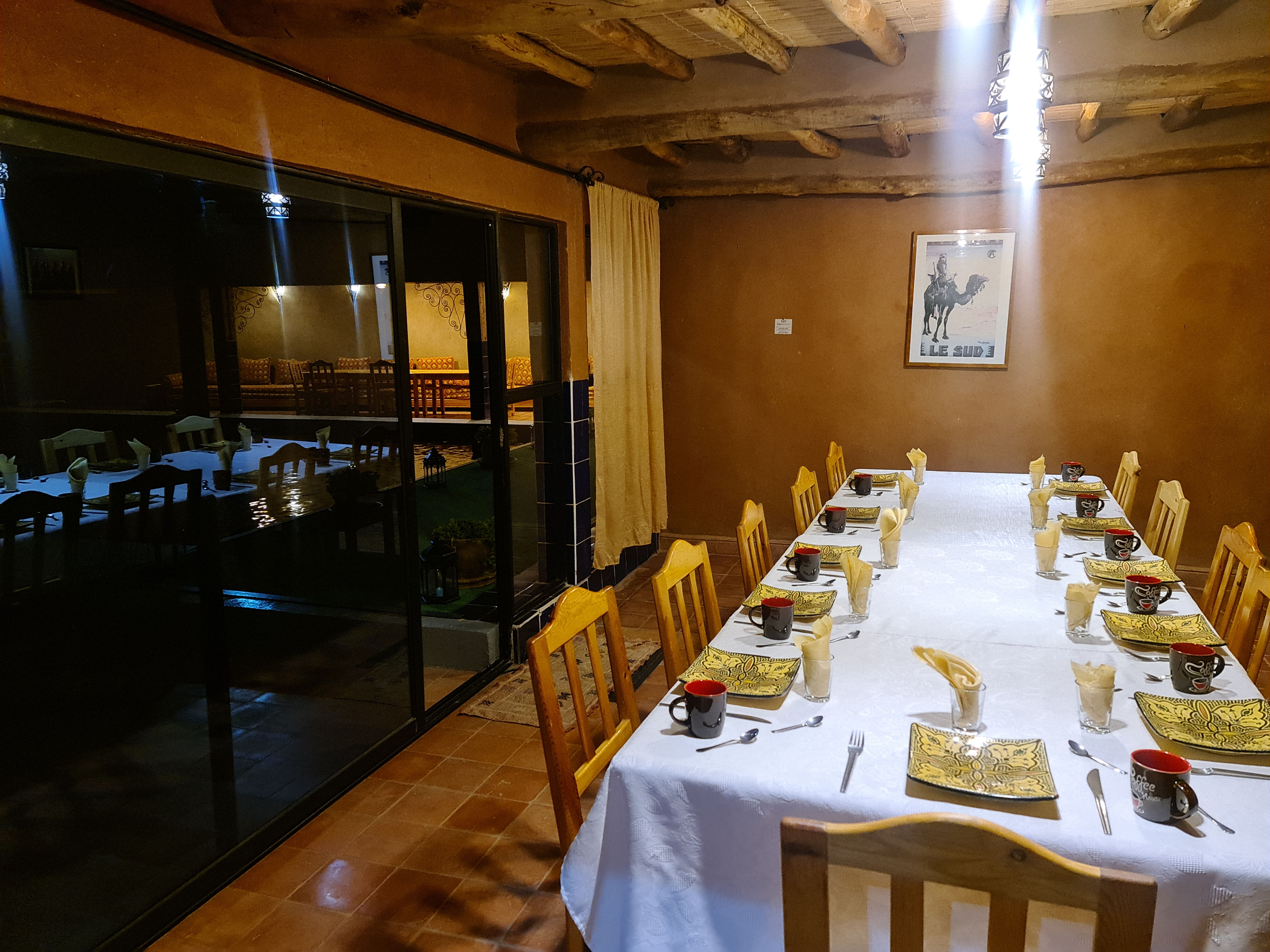 Petit déjeuner dressé dans la véranda du restaurant