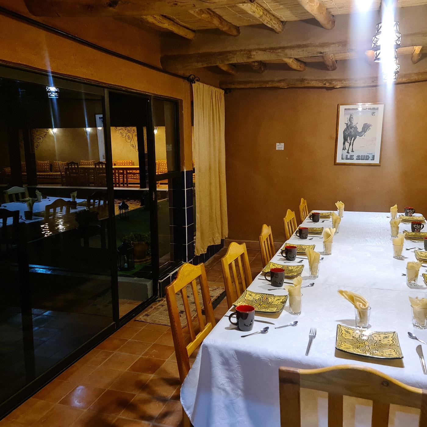 Petit déjeuner dressé dans la véranda du restaurant