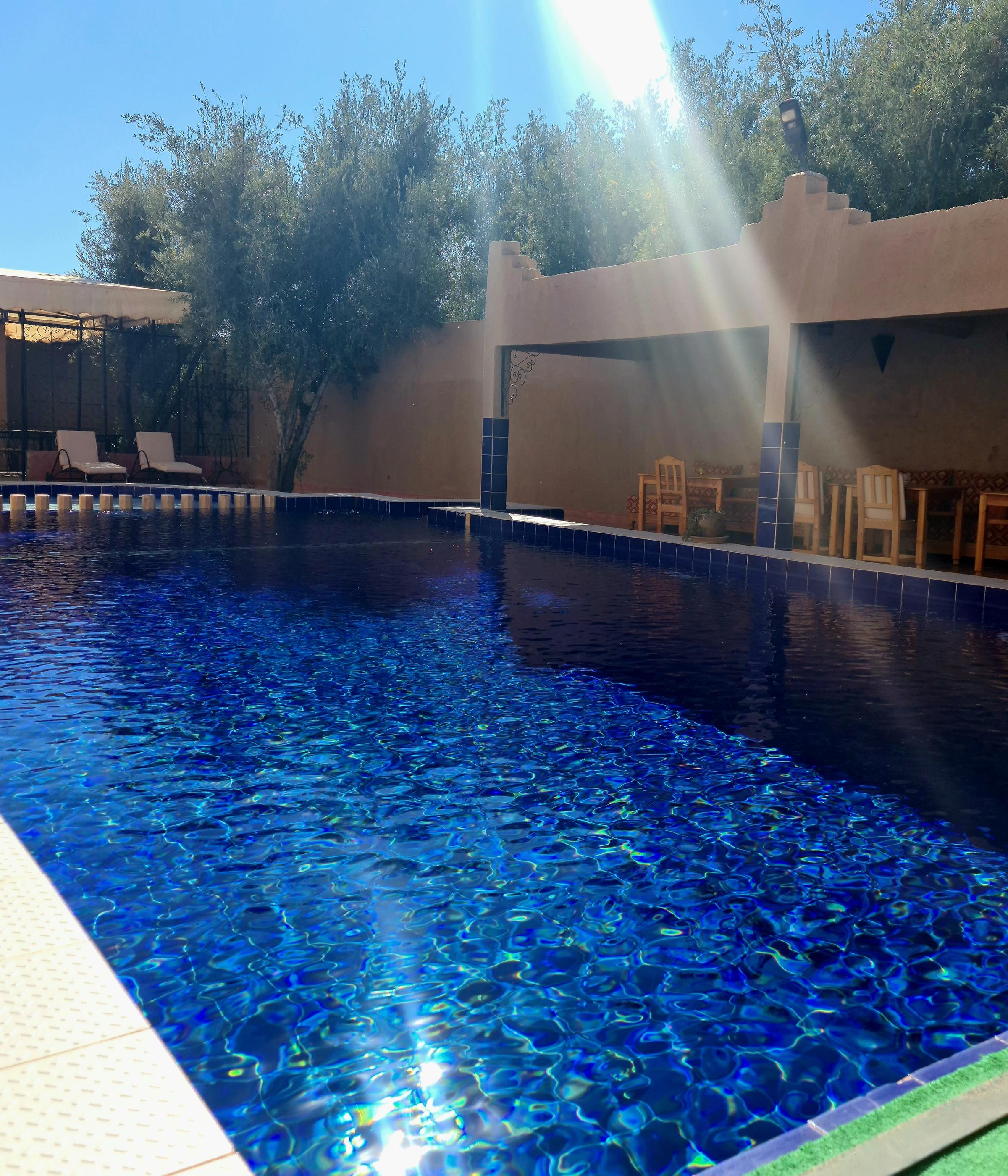 La piscine de la Kasbah Aït Ben Damiette au soleil