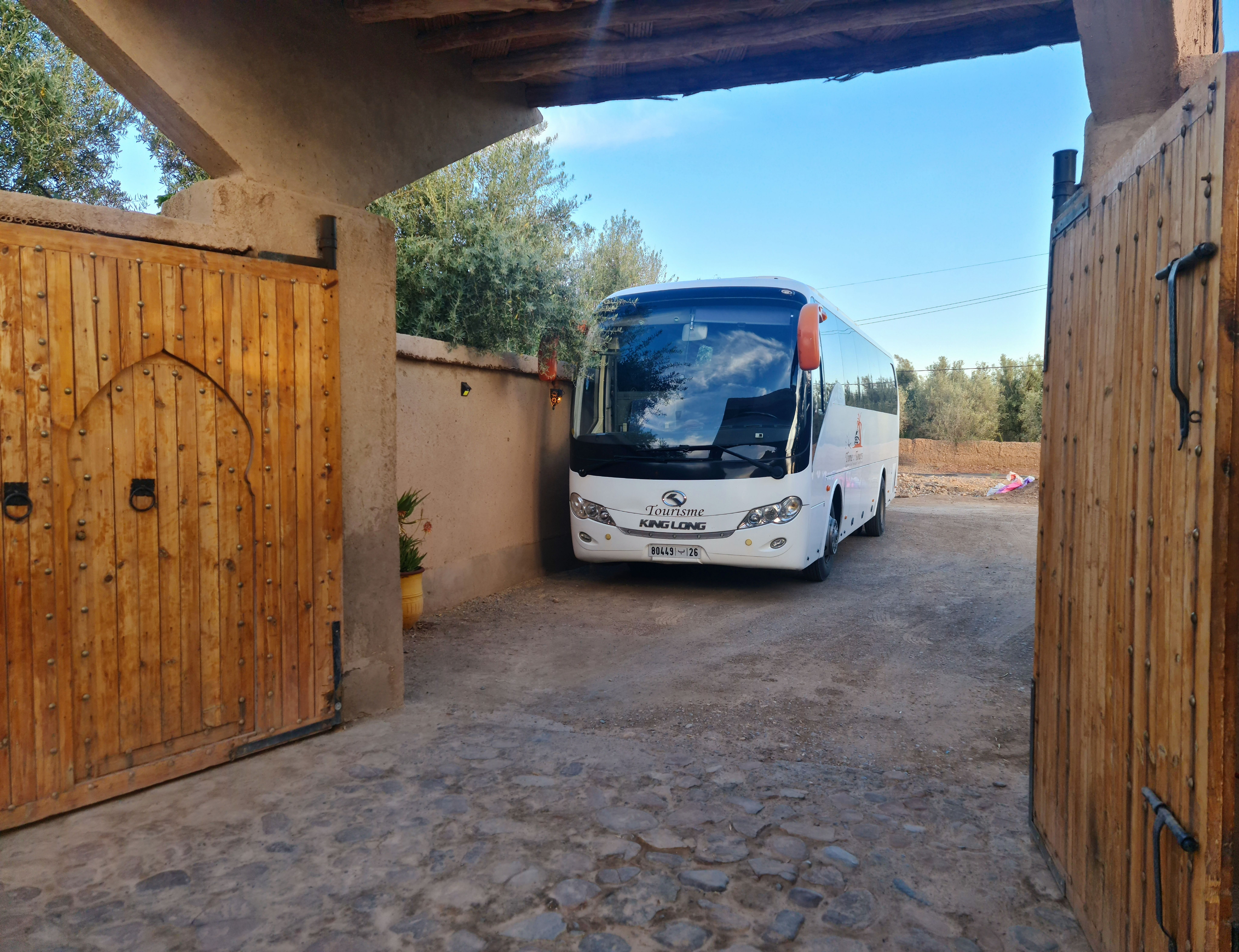 Entrée du parking avec bus garé