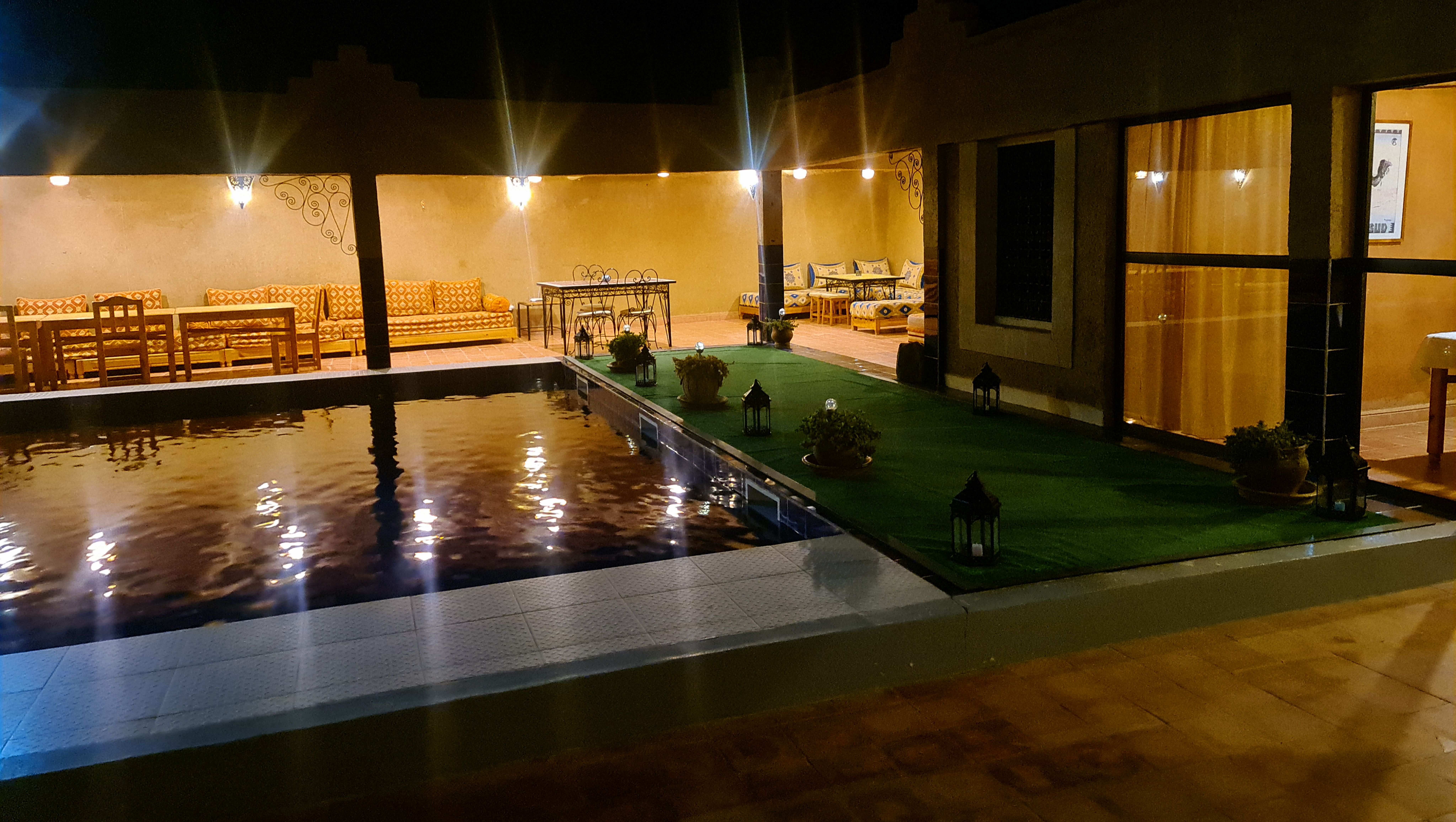 La piscine de la Kasbah illuminée la nuit