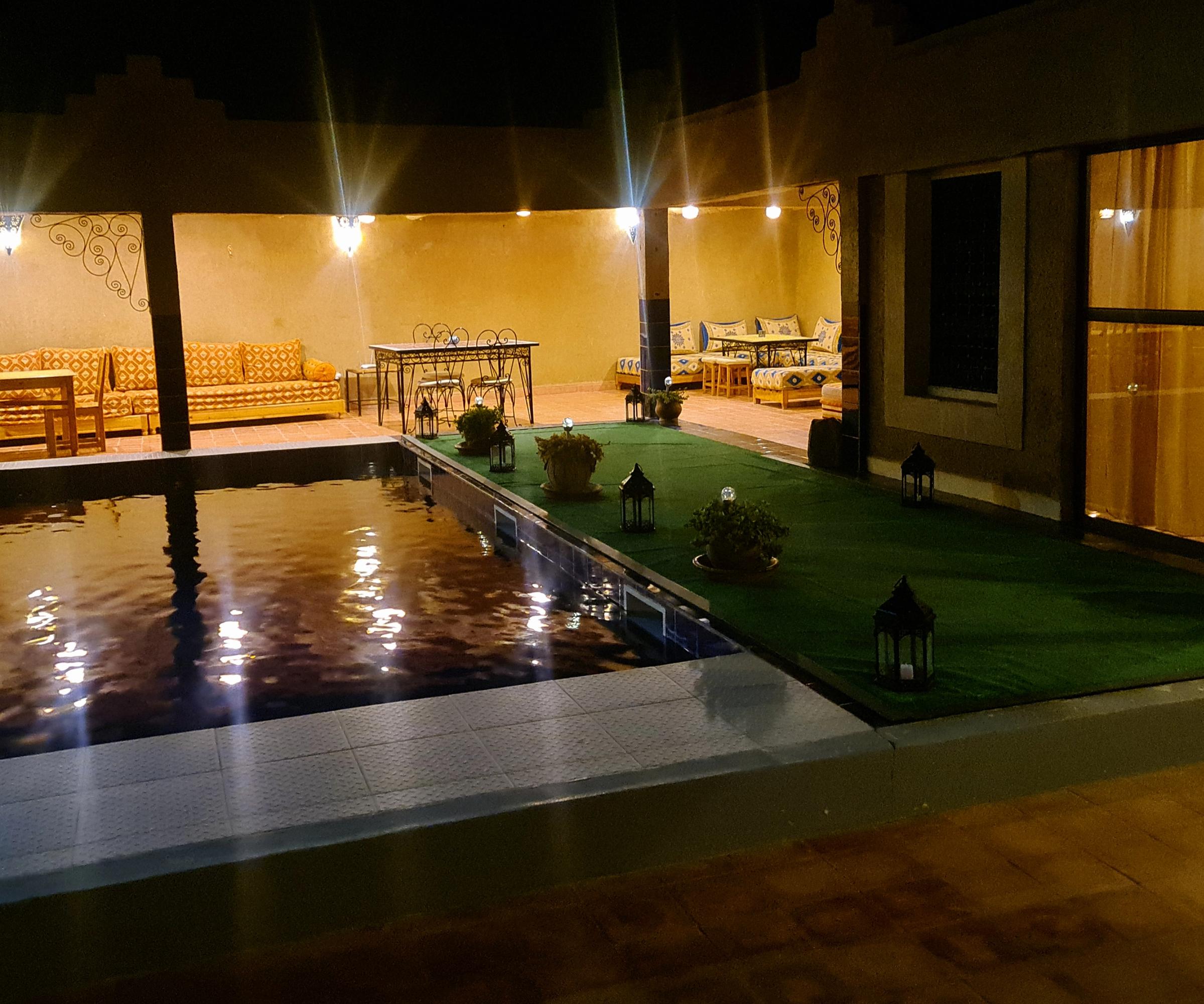 La piscine de la Kasbah illuminée la nuit