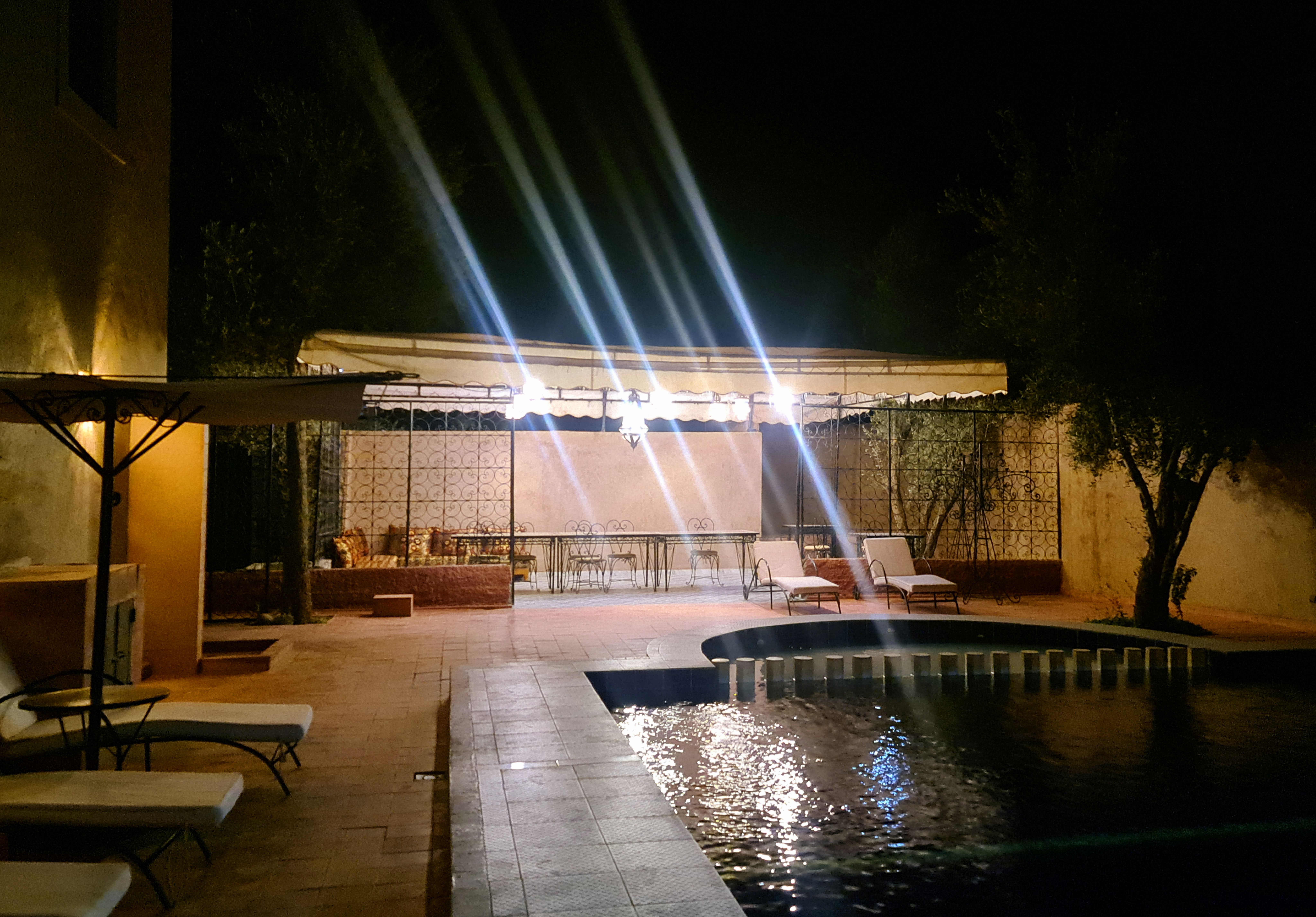 Vue de nuit piscine et espace multi activités