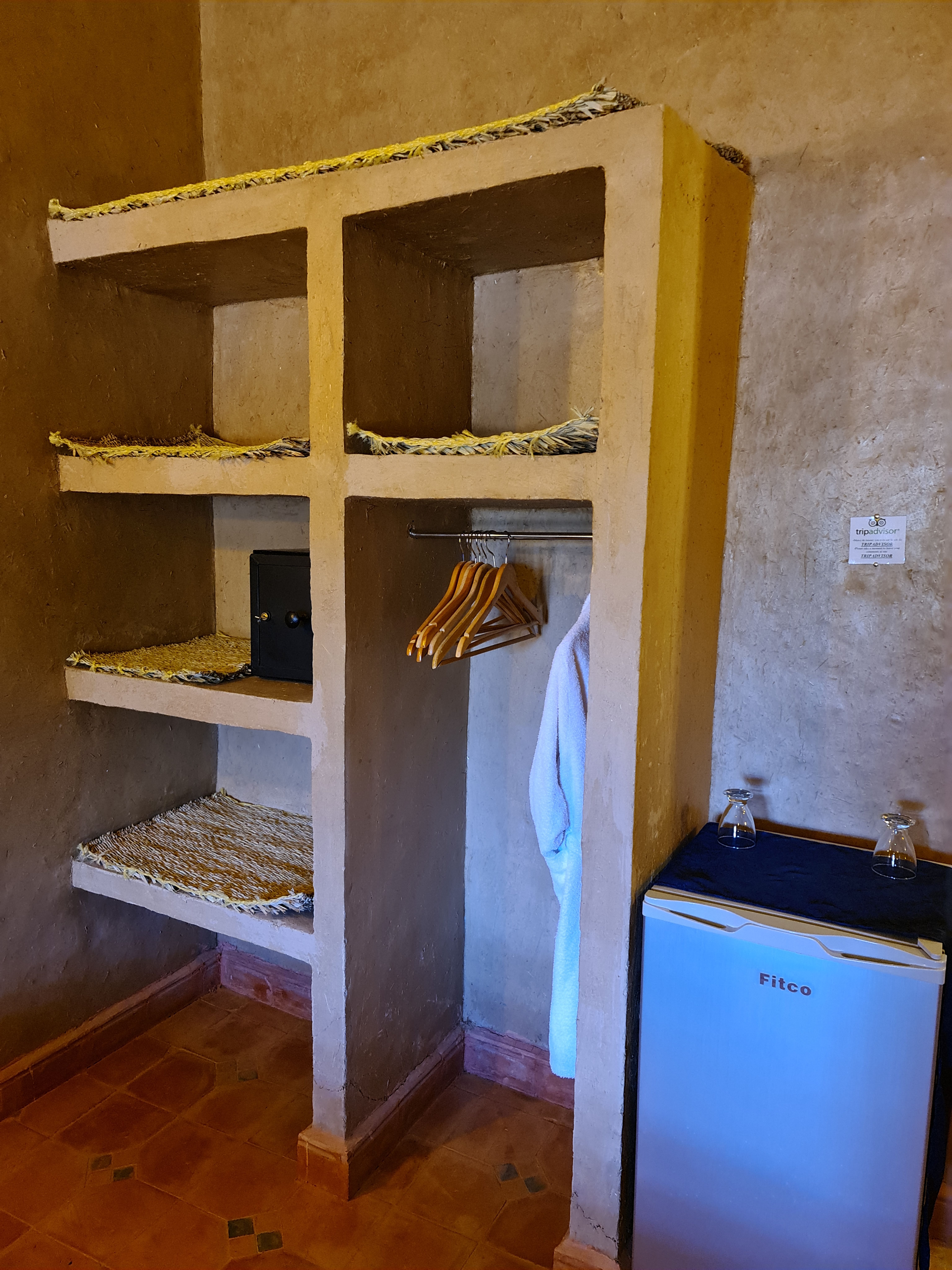Chambre rangements coffre fort et réfrigérateur