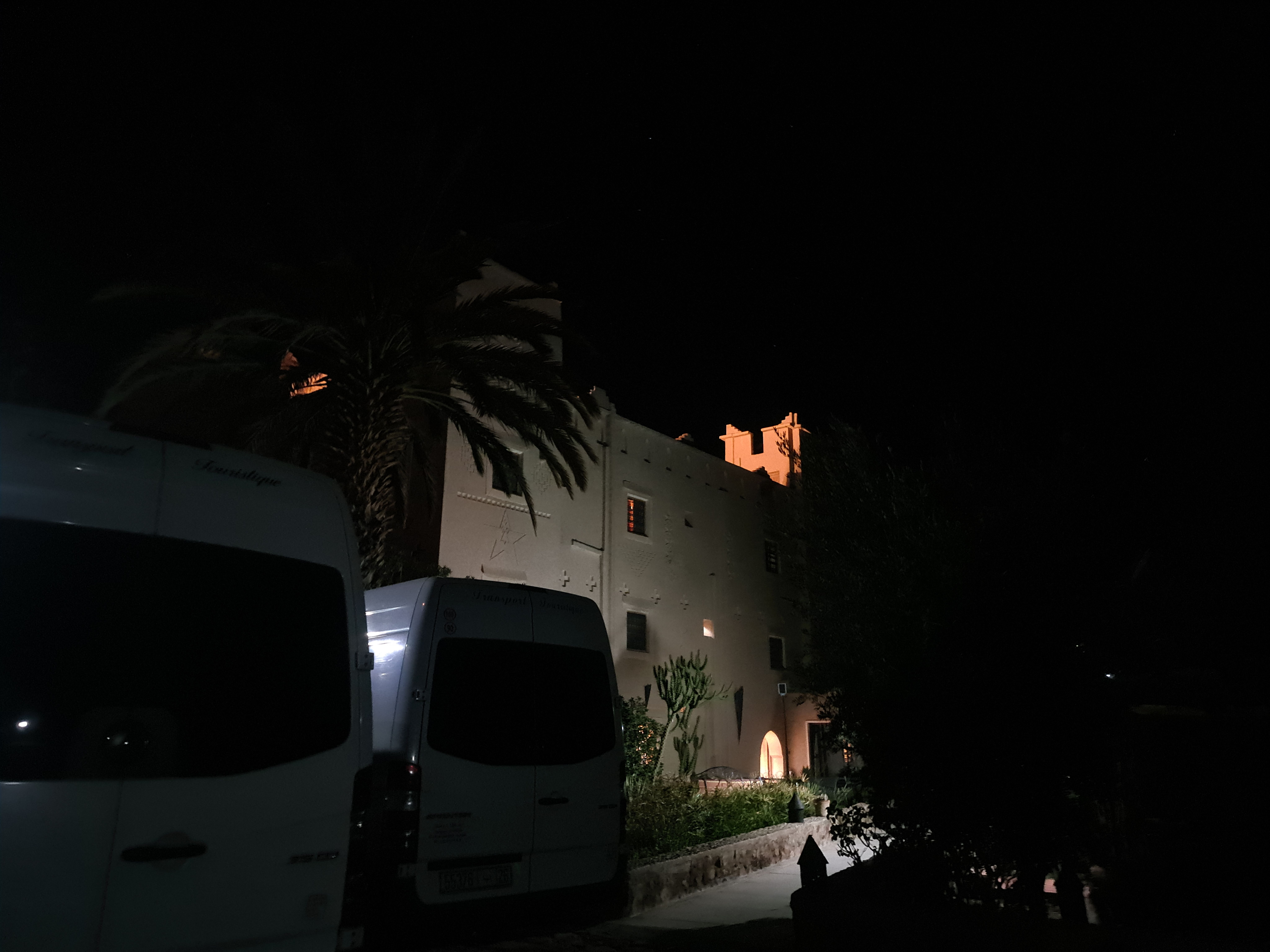 Parking de nuit et 2 mini Bus