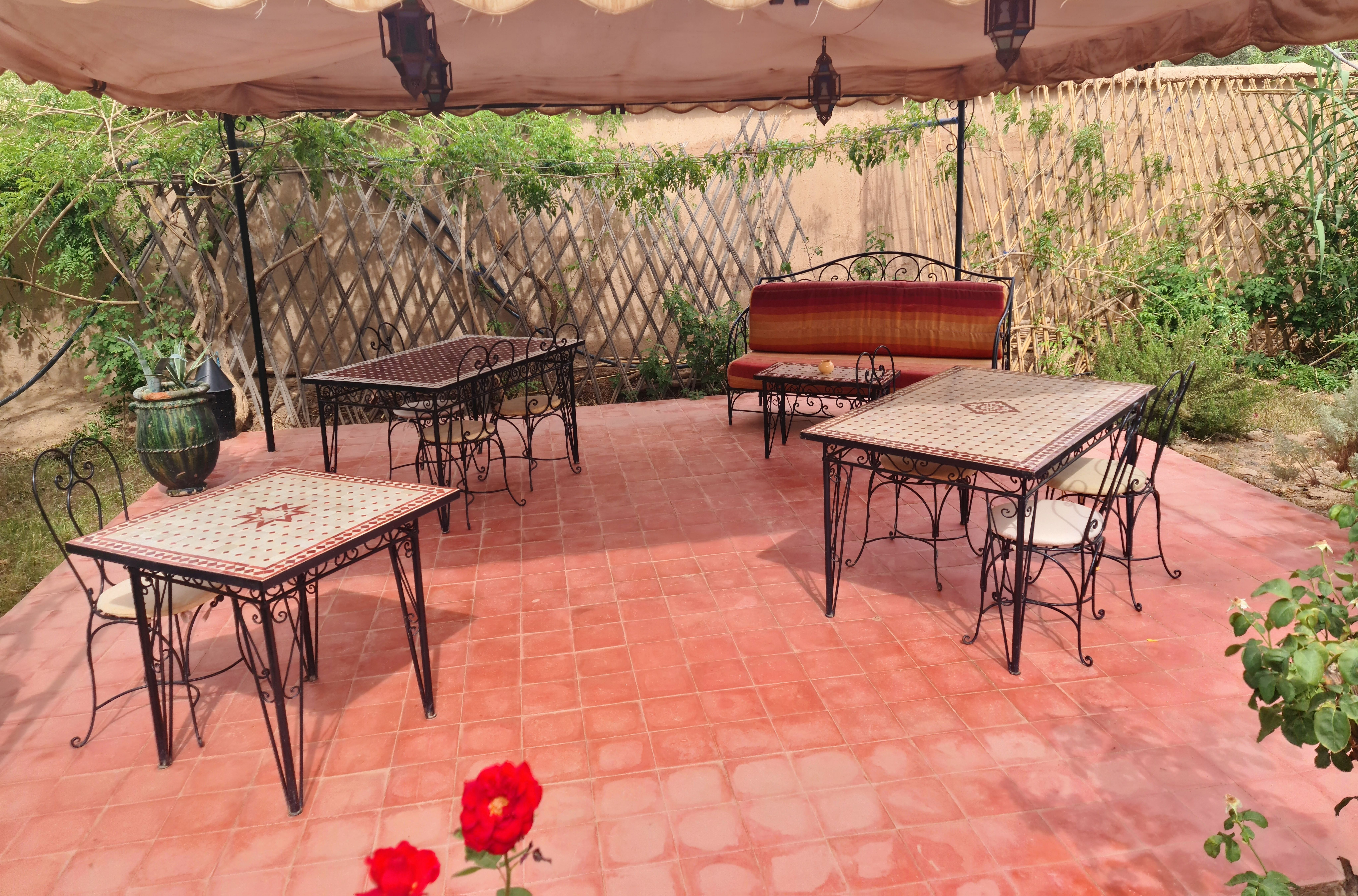 Espace détente et repas jardin petit chapiteau