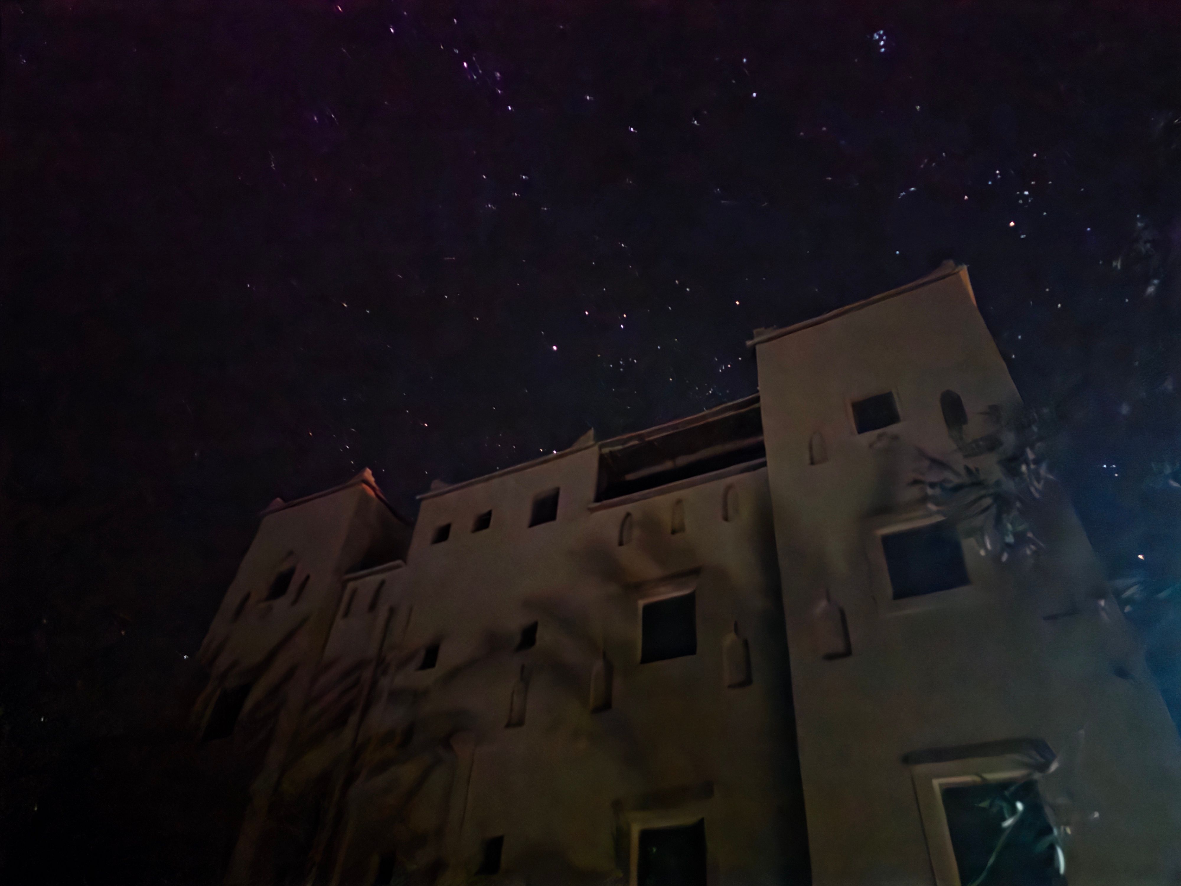 Façade coté piscine nuit étoiles
